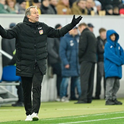 17.01.2026, Baden-Württemberg, Sinsheim: Fußball: Bundesliga, TSG 1899 Hoffenheim - Bayer Leverkusen, 18. Spieltag, PreZero Arena. Trainer Kasper Hjulmand (Bayer Leverkusen) gestikuliert. Foto: Uwe Anspach/dpa - WICHTIGER HINWEIS: Gemäß den Vorgaben der DFL Deutsche Fußball Liga bzw. des DFB Deutscher Fußball-Bund ist es untersagt, in dem Stadion und/oder vom Spiel angefertigte Fotoaufnahmen in Form von Sequenzbildern und/oder videoähnlichen Fotostrecken zu verwerten bzw. verwerten zu lassen. +++ dpa-Bildfunk +++