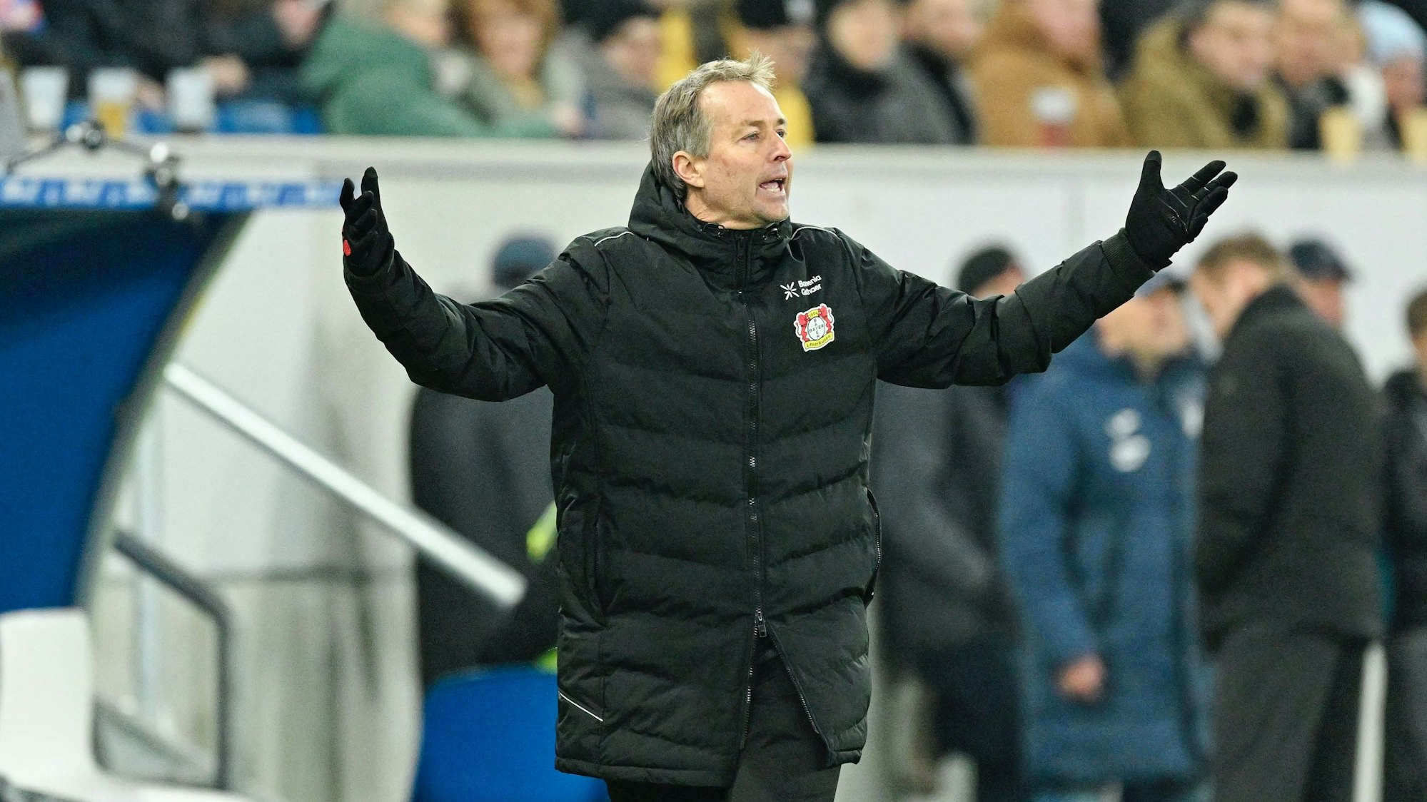 17.01.2026, Baden-Württemberg, Sinsheim: Fußball: Bundesliga, TSG 1899 Hoffenheim - Bayer Leverkusen, 18. Spieltag, PreZero Arena. Trainer Kasper Hjulmand (Bayer Leverkusen) gestikuliert. Foto: Uwe Anspach/dpa - WICHTIGER HINWEIS: Gemäß den Vorgaben der DFL Deutsche Fußball Liga bzw. des DFB Deutscher Fußball-Bund ist es untersagt, in dem Stadion und/oder vom Spiel angefertigte Fotoaufnahmen in Form von Sequenzbildern und/oder videoähnlichen Fotostrecken zu verwerten bzw. verwerten zu lassen. +++ dpa-Bildfunk +++