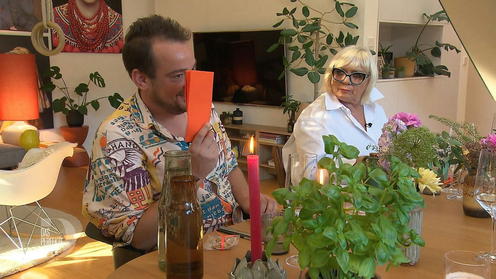 Markus fällt sofort auf: Susanne hat den Tisch tatsächlich mit Papierservietten gedeckt.
(Bild: RTL)