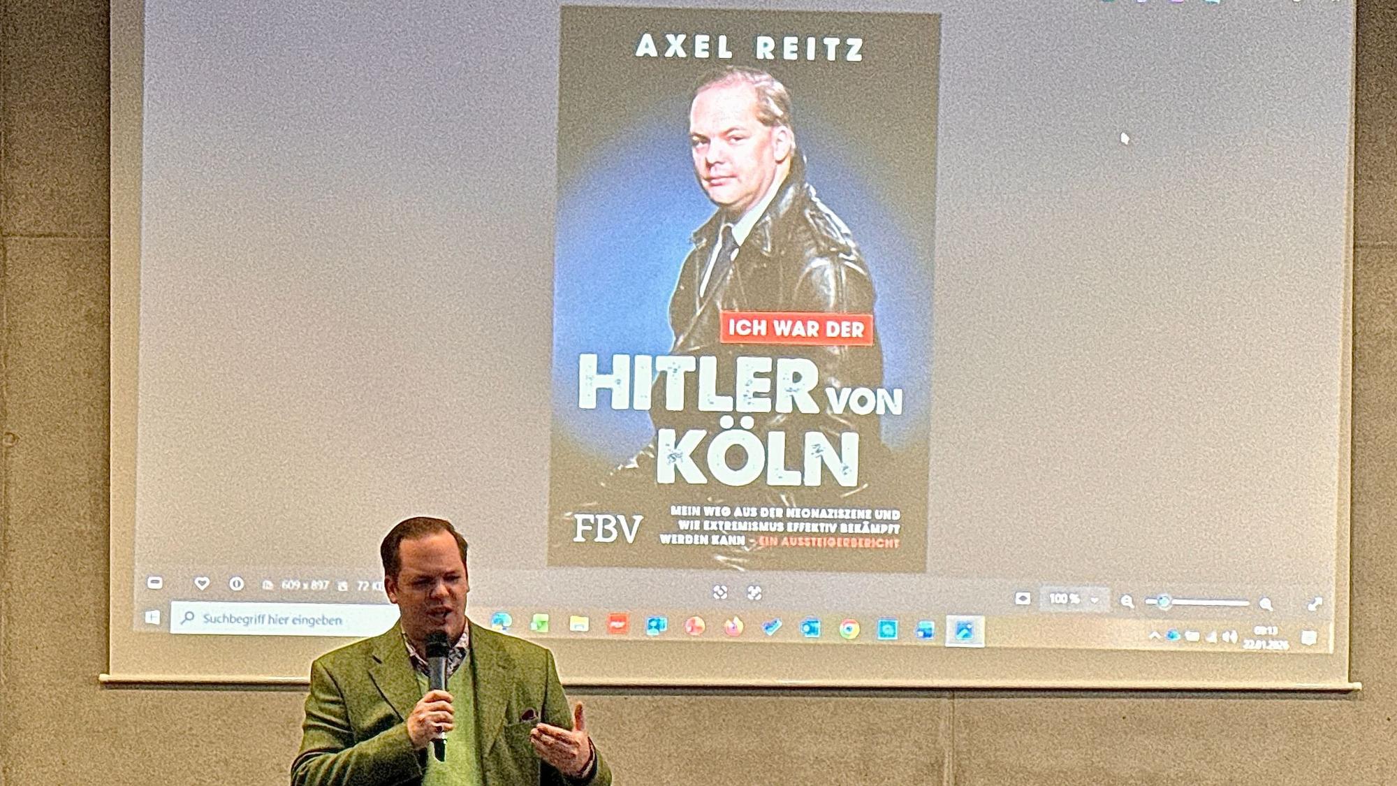 Das Foto zeigt Axel Reitz beim Vortrag in der Aula der Berufsschule in Wipperfürth.