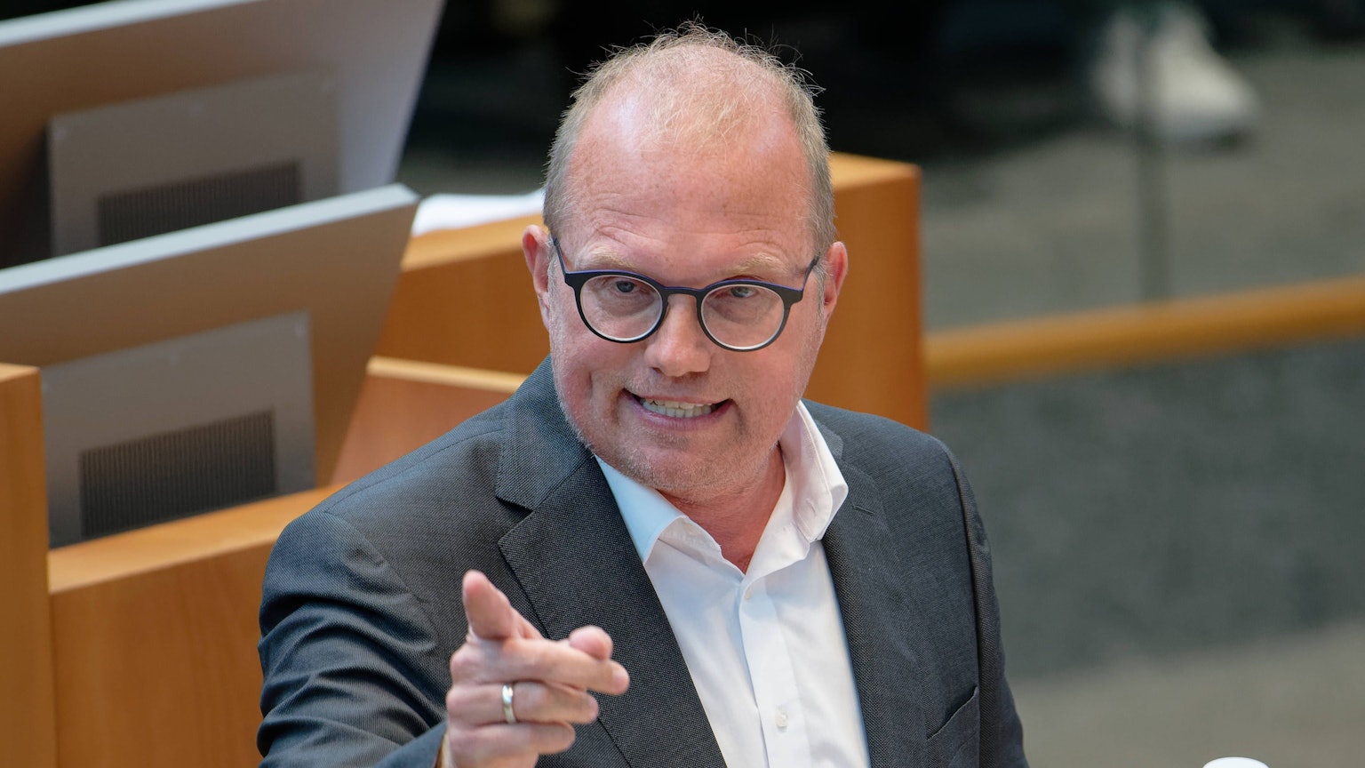 Jochen Ott (SPD), Vorsitzender der Landtagsfraktion seiner Partei, spricht bei einer Plenarsitzung des Landtags von Nordrhein-Westfalen.