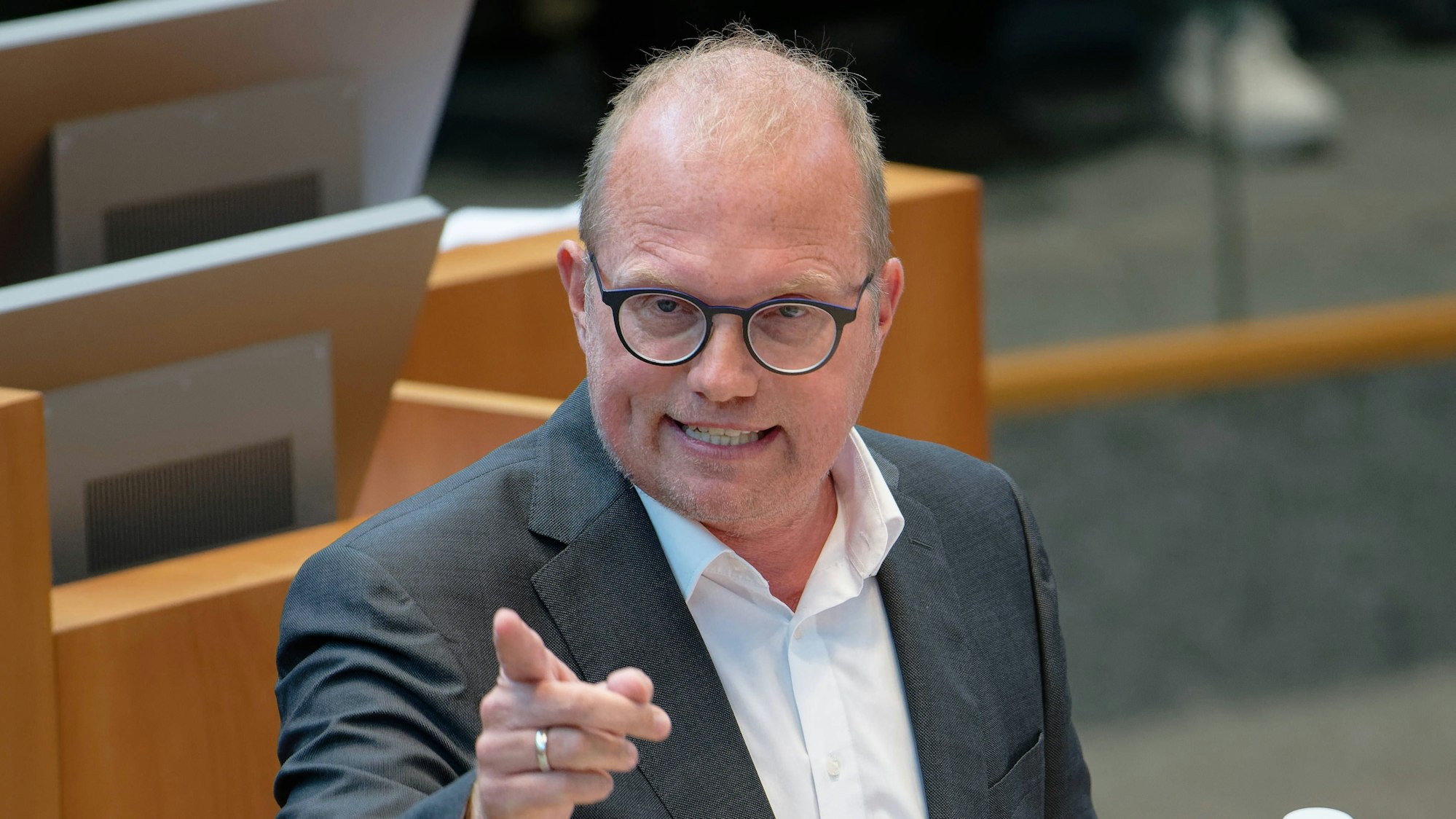 Jochen Ott (SPD), Vorsitzender der Landtagsfraktion seiner Partei, spricht bei einer Plenarsitzung des Landtags von Nordrhein-Westfalen.