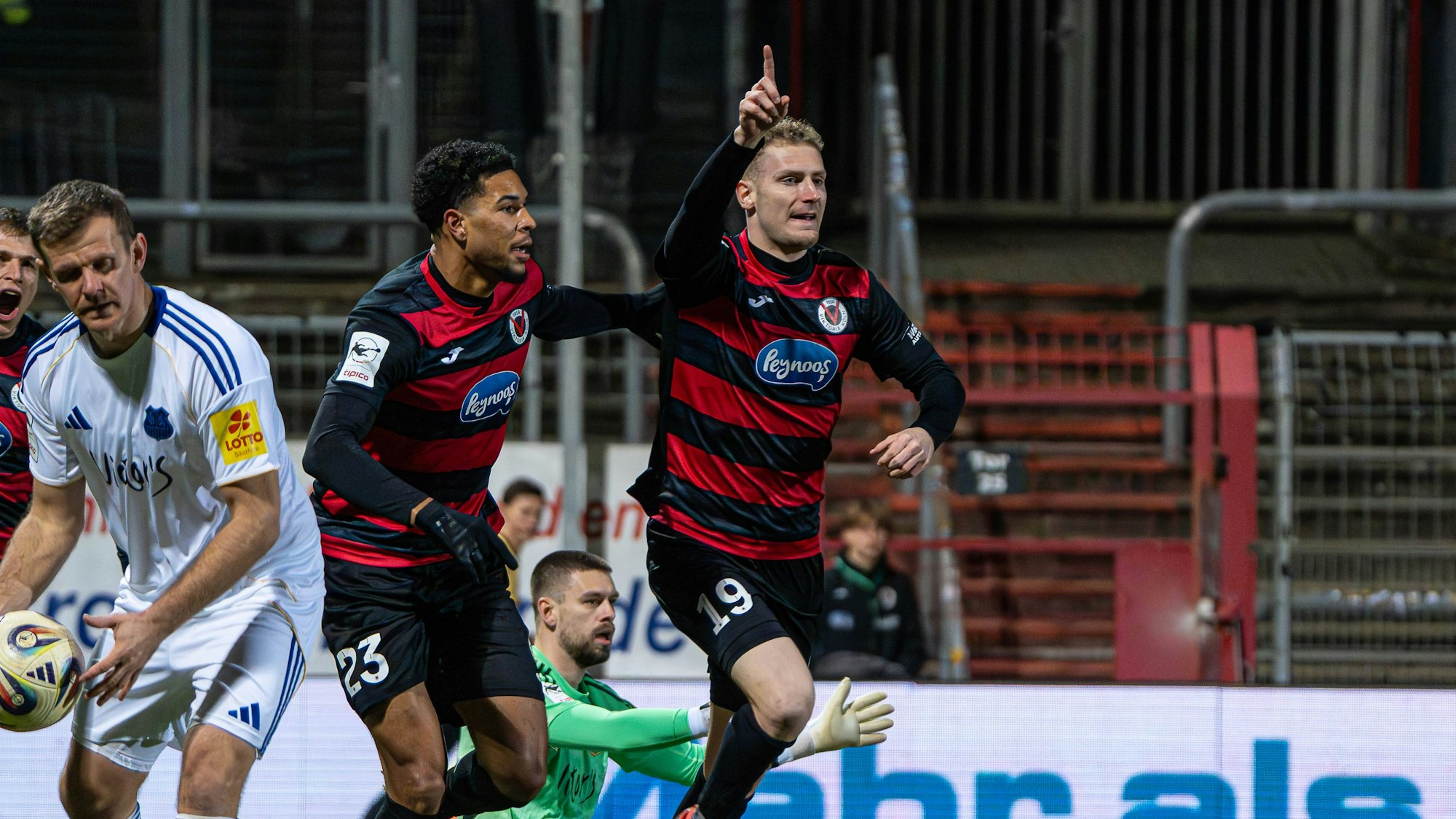 Meiko Sponsel Viktoria Koeln 1904, 19 jubelt nach dem 1. Tor mit Benjamin Zank Viktoria Koeln 1904, 23 Viktoria Koeln 1904 vs. 1. FC Saarbruecken, Fußball, 3. Liga, 21. Spieltag, Saison 2025/2026, 23.01.2026 DFB REGULATIONS PROHIBIT ANY USE OF PHOTOGRAPHS AS IMAGE SEQUENCES AND/OR QUASI-VIDEO, Viktoria Koeln 1904 vs. 1. FC Saarbruecken, Fußball, 3. Liga, 21. Spieltag, Saison 2025/2026, 23.01.2026 Koeln *** Meiko Sponsel Viktoria Koeln 1904, 19 celebrates after the 1 goal with Benjamin Zank Viktoria Koeln 1904, 23 Viktoria Koeln 1904 vs 1 FC Saarbruecken, Football, 3 Liga, Matchday 21, Season 2025 2026, 23 01 2026 DFB REGULATES PROHIBIT ANY USE OF PHOTOGRAPHS AS IMAGE SEQUENCES AND OR QUASI VIDEO, Viktoria Koeln 1904 vs 1 FC Saarbruecken, Football, 3 Liga, Matchday 21, Season 2025 2026, 23 01 2026 Koeln Copyright: xEibner-Pressefoto/DamianxKruczynskix EP_DKI
