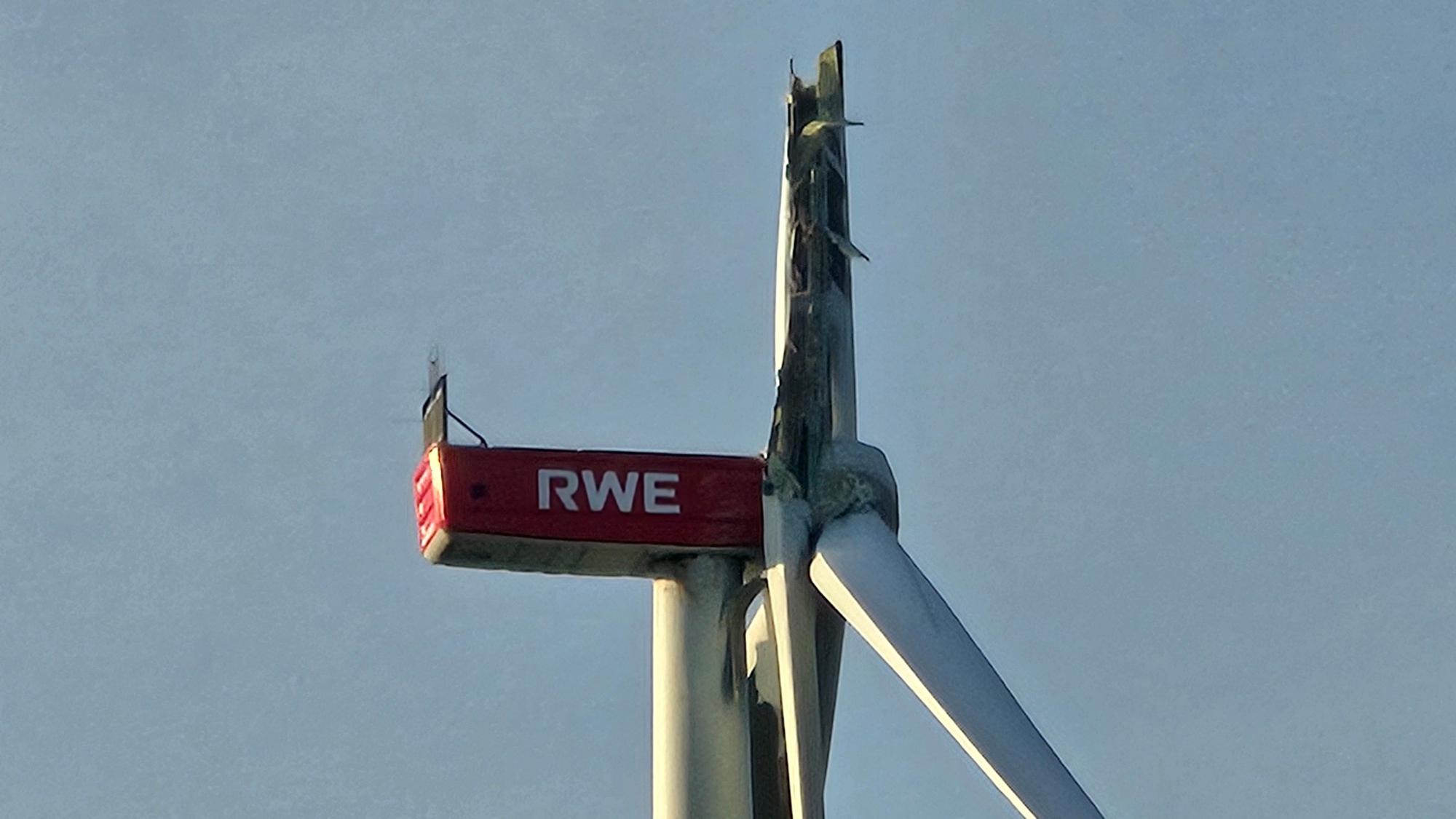 Zu sehen ist ein abgebrochenes Rotorblatt an einem Windrad.