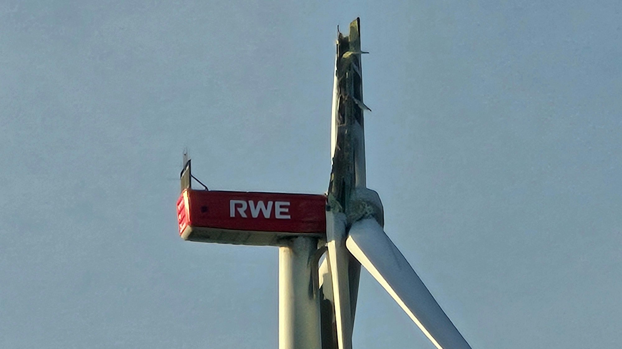 Zu sehen ist ein abgebrochenes Rotorblatt an einem Windrad.