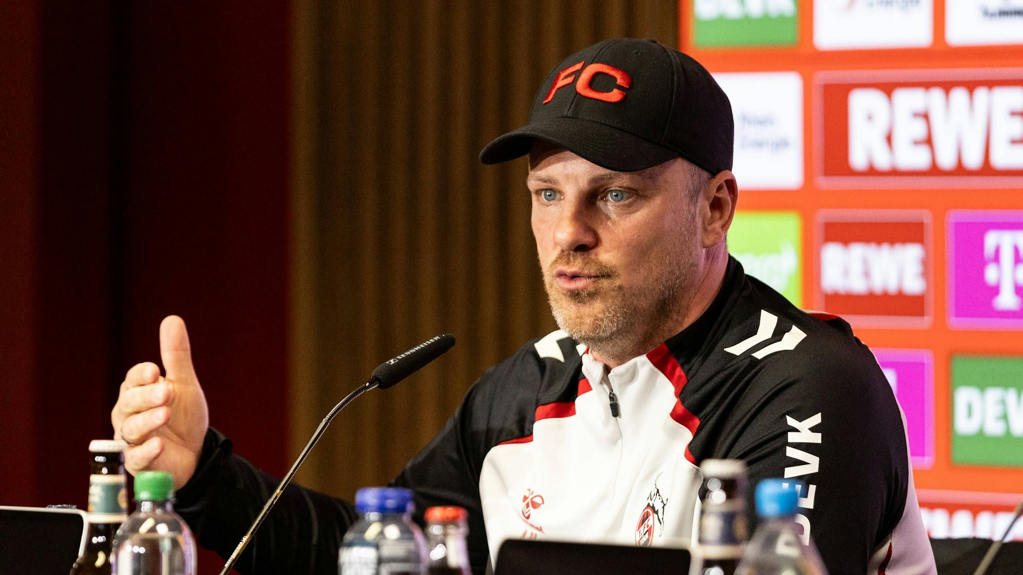Pressekonferenz, 1. FC Köln, 23.01.2026 Lukas Kwasniok 1. FC Köln, Cheftrainer während der Pressekonferenz vor dem Bundesliga-Spiel gegen SC Freiburg. Pressekonferenz, 1. FC Köln, 23.01.2026 DFL regulations prohibit any use of photographs as image sequences and/or quasi video. *** Press conference, 1 FC Köln, 23.01.2026 Lukas Kwasniok 1 FC Köln, head coach during the press conference before the Bundesliga match against SC Freiburg Press conference, 1 FC Köln, 23.01.2026 DFL regulations prohibit any use of photographs as image sequences and or quasi video Copyright: xBEAUTIFULxSPORTS/Buriakovx