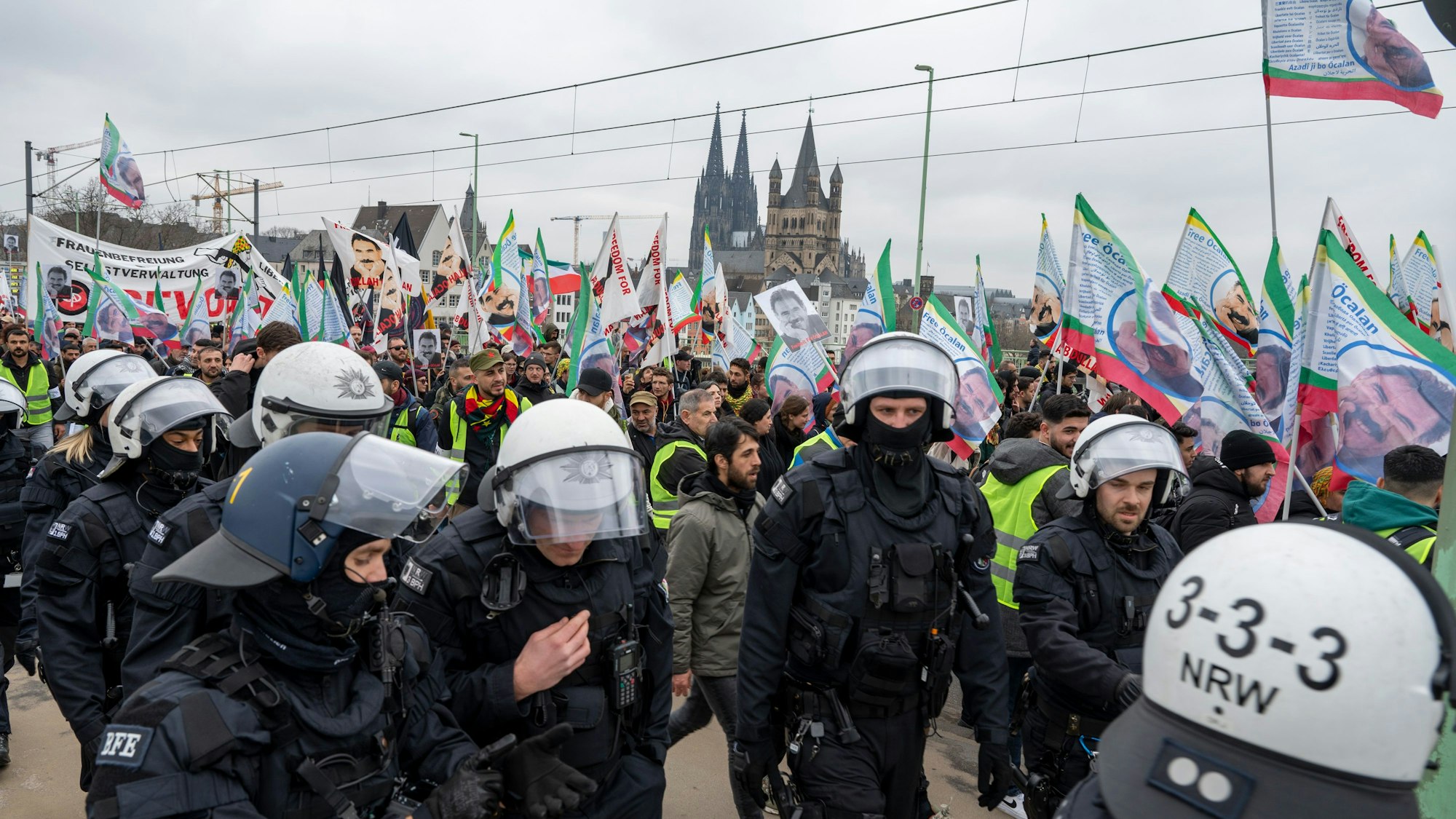 17.02.2024, Köln: Die Polizei war mit einen Großaufgebot im Einsatz. Der Protestzug der Kurden blockierte die Straßen. Foto: Uwe Weiser