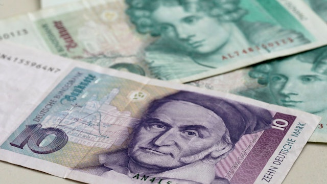 D-Mark-Scheine liegen auf dem Tisch.