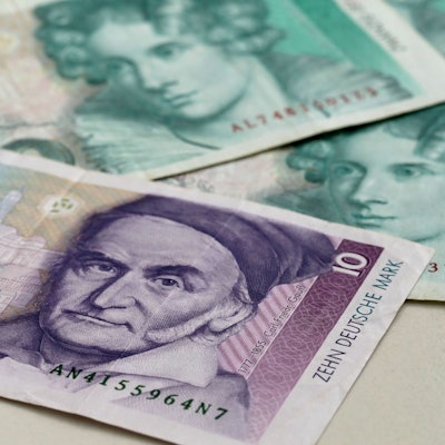 D-Mark-Scheine liegen auf dem Tisch.