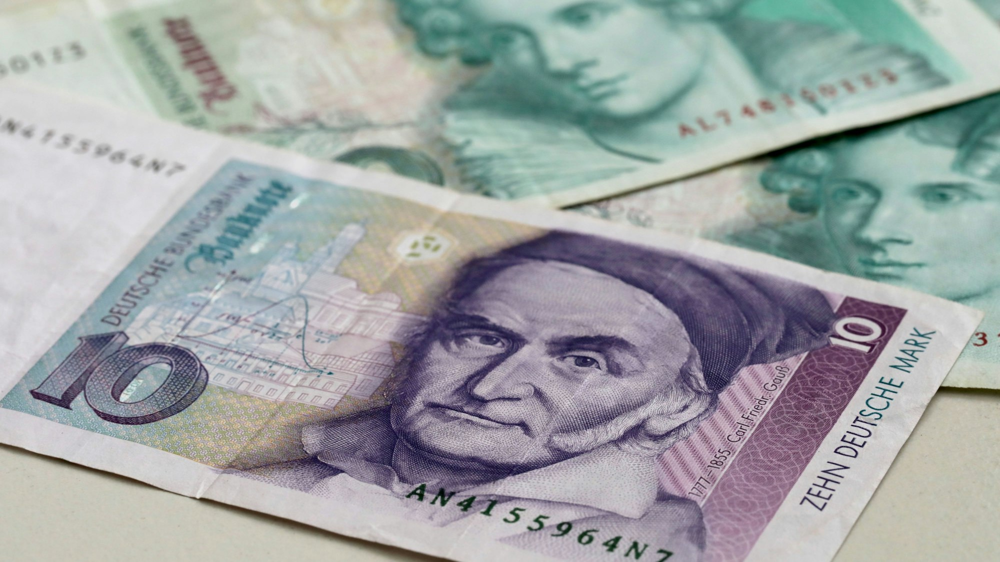 D-Mark-Scheine liegen auf dem Tisch.