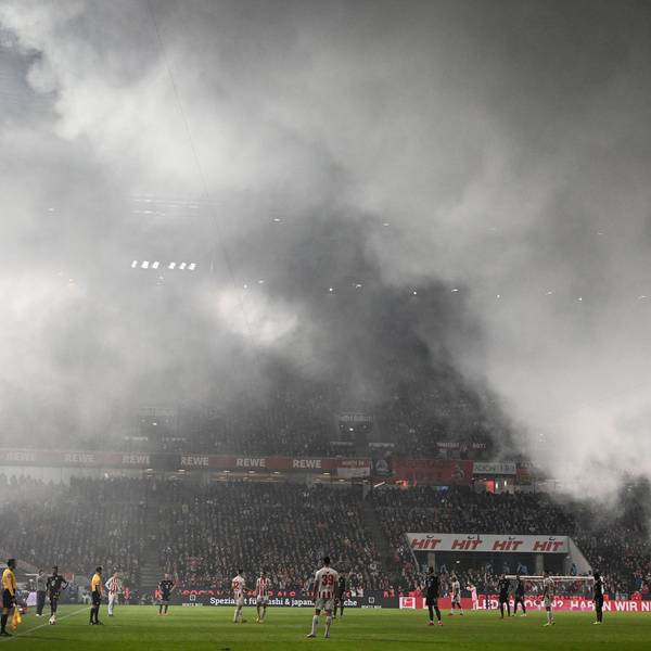 14.01.2026, Nordrhein-Westfalen, Köln: Fußball: Bundesliga, 1. FC Köln - Bayern München, 17. Spieltag, RheinEnergieStadion, das Spiel ist wegen Rauchentwicklung durch Pyrotechnik unterbrochen. WICHTIGER HINWEIS: Gemäß den Vorgaben der DFL Deutsche Fußball Liga bzw. des DFB Deutscher Fußball-Bund ist es untersagt, in dem Stadion und/oder vom Spiel angefertigte Fotoaufnahmen in Form von Sequenzbildern und/oder videoähnlichen Fotostrecken zu verwerten bzw. verwerten zu lassen. Foto: Federico Gambarini/dpa +++ dpa-Bildfunk +++
