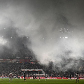 14.01.2026, Nordrhein-Westfalen, Köln: Fußball: Bundesliga, 1. FC Köln - Bayern München, 17. Spieltag, RheinEnergieStadion, das Spiel ist wegen Rauchentwicklung durch Pyrotechnik unterbrochen. WICHTIGER HINWEIS: Gemäß den Vorgaben der DFL Deutsche Fußball Liga bzw. des DFB Deutscher Fußball-Bund ist es untersagt, in dem Stadion und/oder vom Spiel angefertigte Fotoaufnahmen in Form von Sequenzbildern und/oder videoähnlichen Fotostrecken zu verwerten bzw. verwerten zu lassen. Foto: Federico Gambarini/dpa +++ dpa-Bildfunk +++