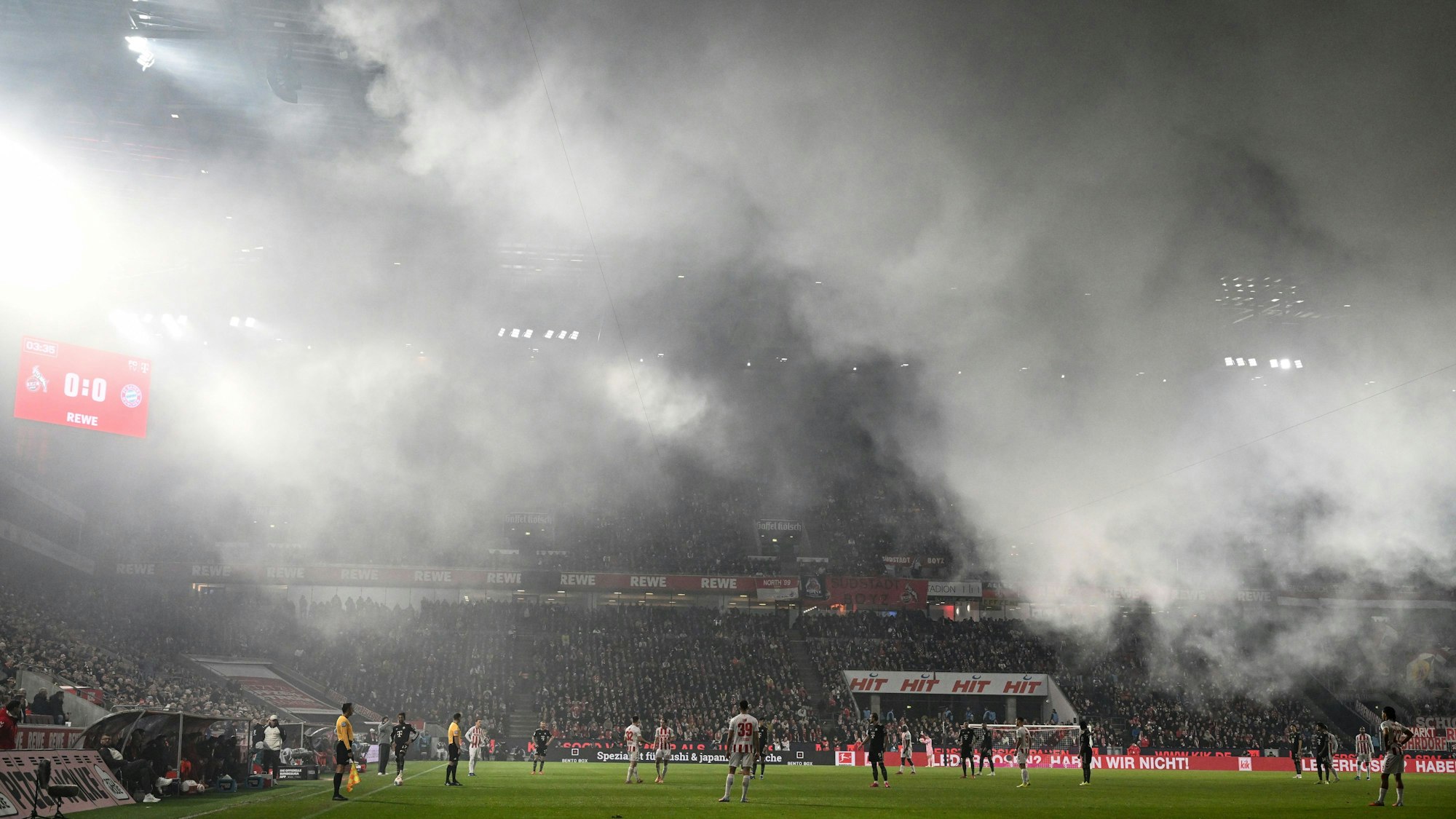 14.01.2026, Nordrhein-Westfalen, Köln: Fußball: Bundesliga, 1. FC Köln - Bayern München, 17. Spieltag, RheinEnergieStadion, das Spiel ist wegen Rauchentwicklung durch Pyrotechnik unterbrochen. WICHTIGER HINWEIS: Gemäß den Vorgaben der DFL Deutsche Fußball Liga bzw. des DFB Deutscher Fußball-Bund ist es untersagt, in dem Stadion und/oder vom Spiel angefertigte Fotoaufnahmen in Form von Sequenzbildern und/oder videoähnlichen Fotostrecken zu verwerten bzw. verwerten zu lassen. Foto: Federico Gambarini/dpa +++ dpa-Bildfunk +++