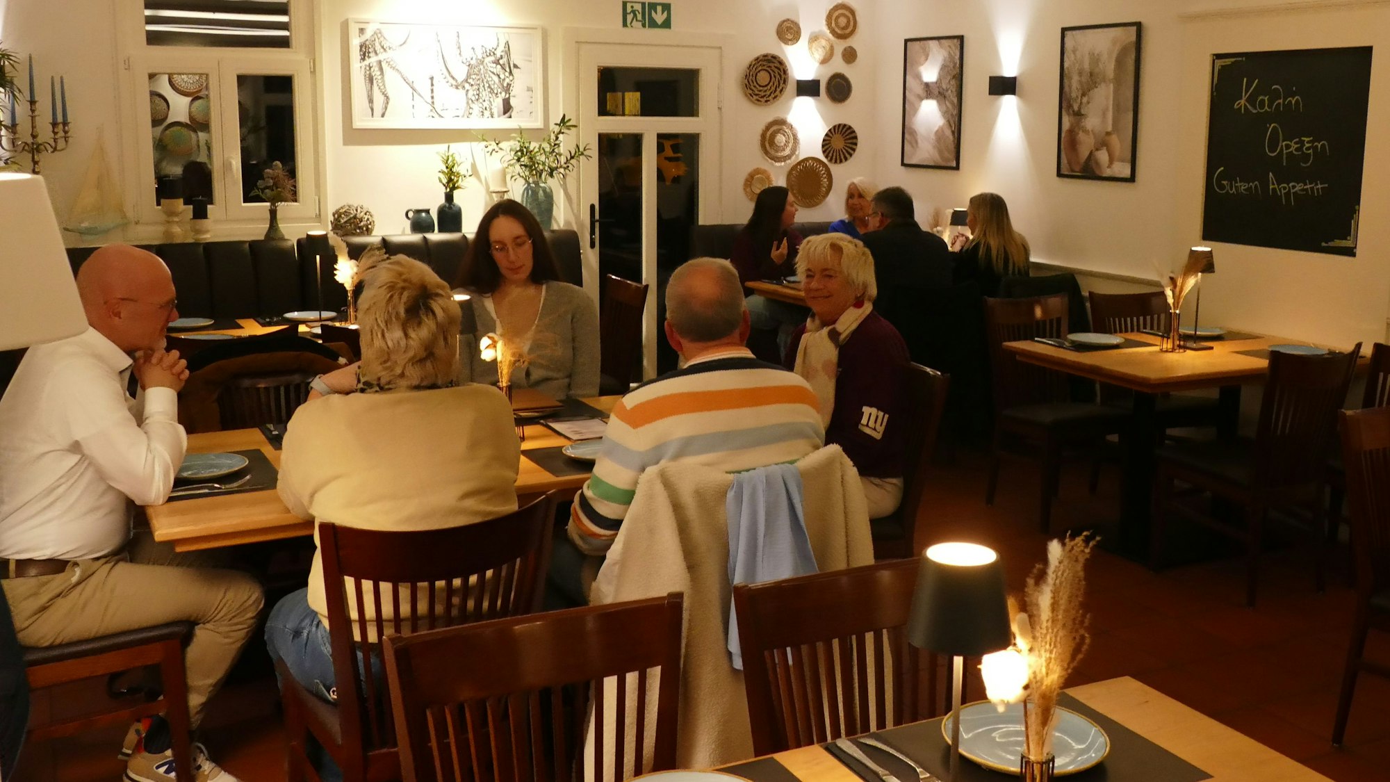 Mediterrane Atmosphäre vermittelt der Gastraum der Ouzeri Zur Glocke.