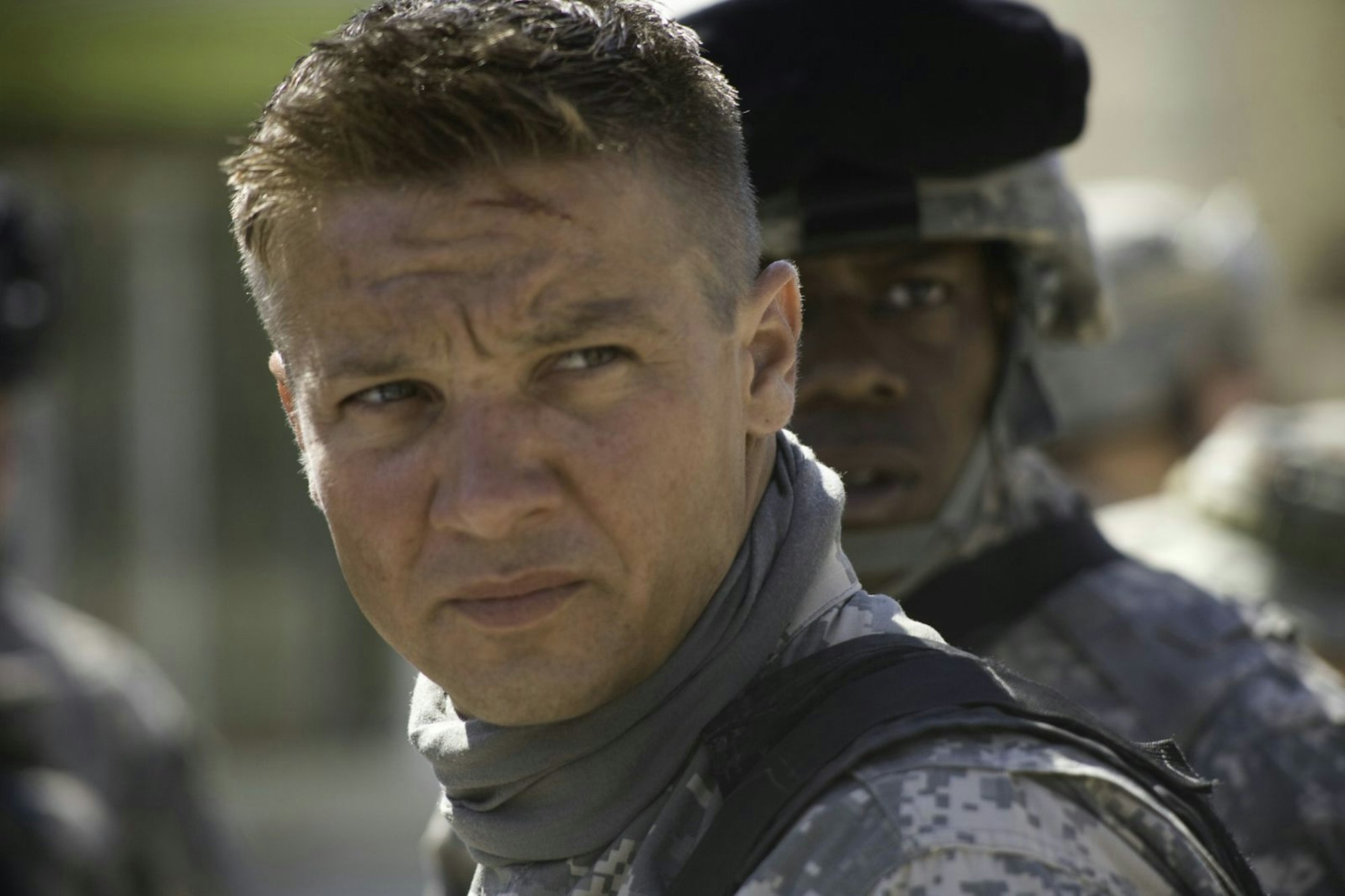 Hitzkopf: Sergeant James (Jeremy Renner) ist bei seinen Kameraden umstritten. (Bild: ZDF/Jonathan Olley)