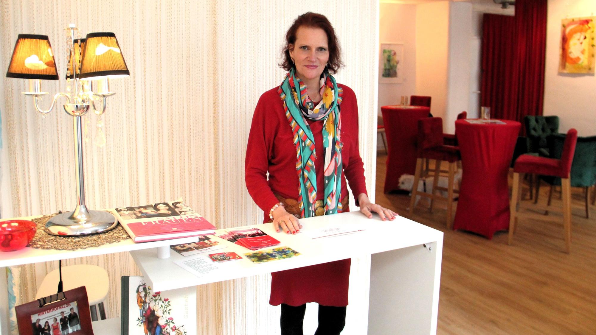 Über das Vorzimmer gelangen Anja Reuthers Gäste zu Darbietungen oder Feiern in den Hinterhofsalon.