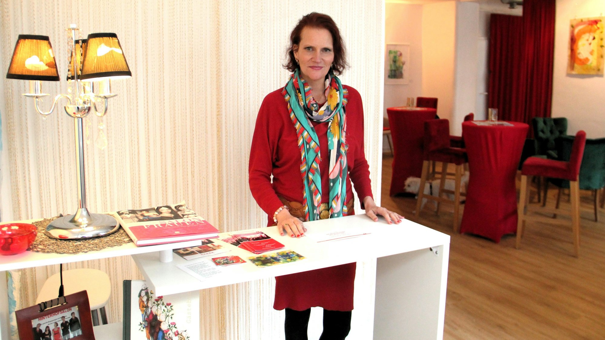 Über das Vorzimmer gelangen Anja Reuthers Gäste zu Darbietungen oder Feiern in den Hinterhofsalon.