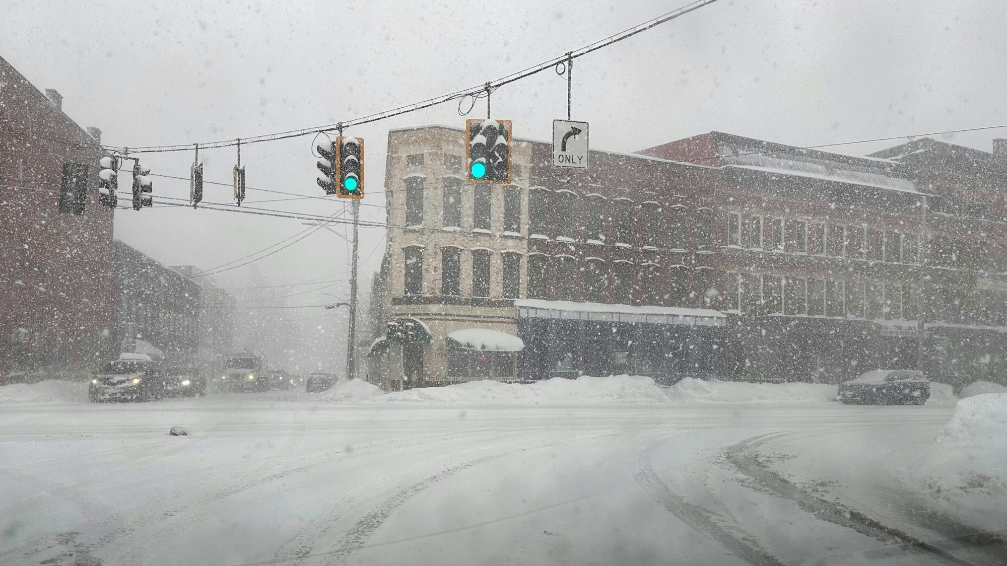 dpatopbilder - 22.01.2026, USA, Lowville: Neuschnee weht über eine Kreuzung in Lowville. Foto: Cara Anna/AP/dpa +++ dpa-Bildfunk +++