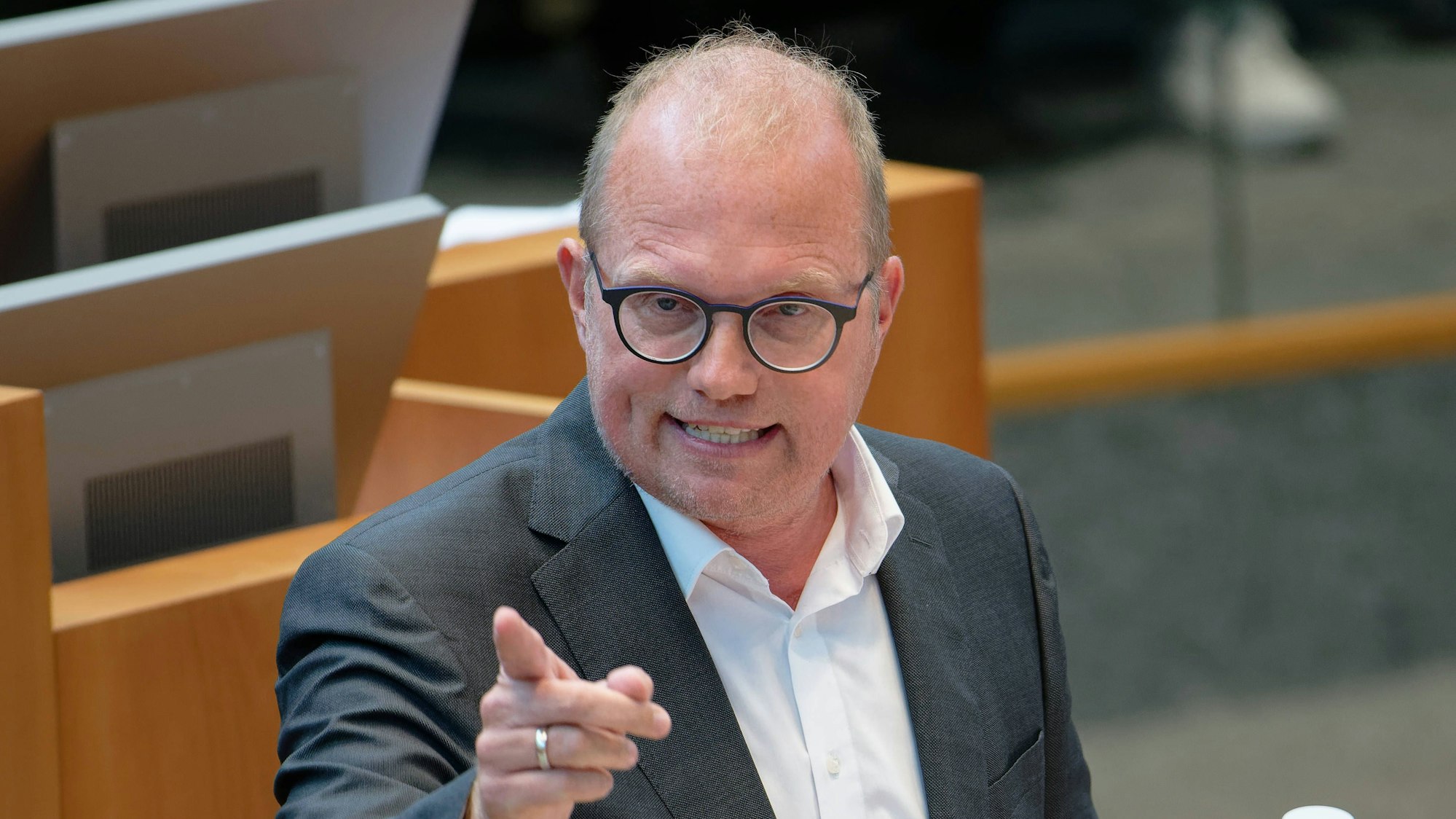 Das Bild zeigt Jochen Ott (SPD), Vorsitzender der Landtagsfraktion seiner Partei, bei einer Plenarsitzung des Landtags von Nordrhein-Westfalen. Foto: Henning Kaiser/dpa