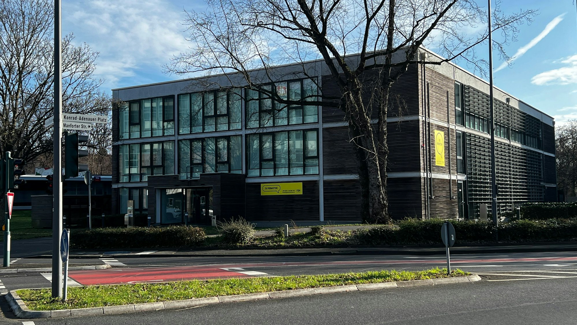 Das frühere AOK-Gebäude am Konrad-Adenauer-Platz in Manfort