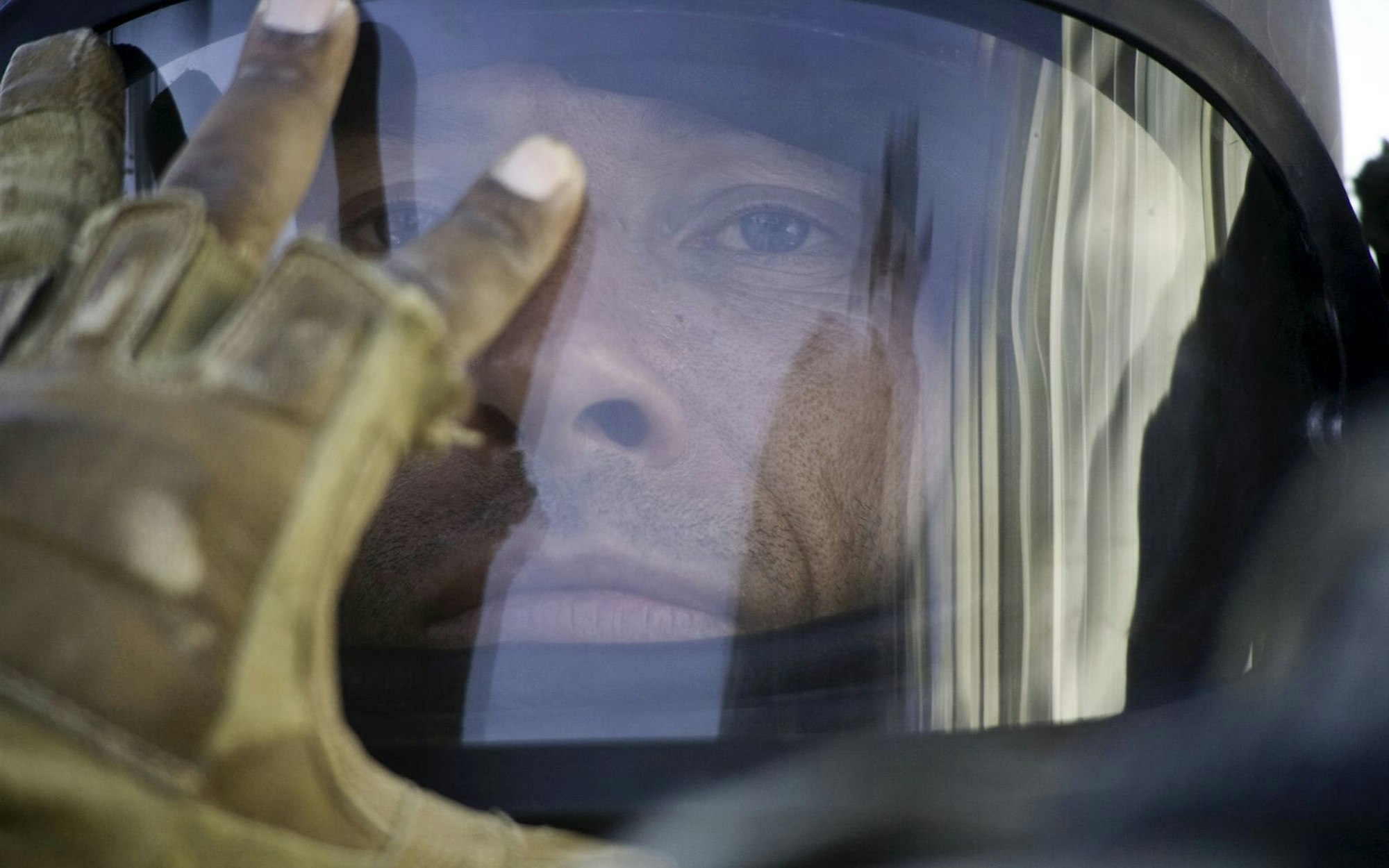 Bereitet sich auf die Bombenentschärfung vor: Sergeant Matt Thompson (Guy Pearce). (Bild: ZDF/Jonathan Olley)