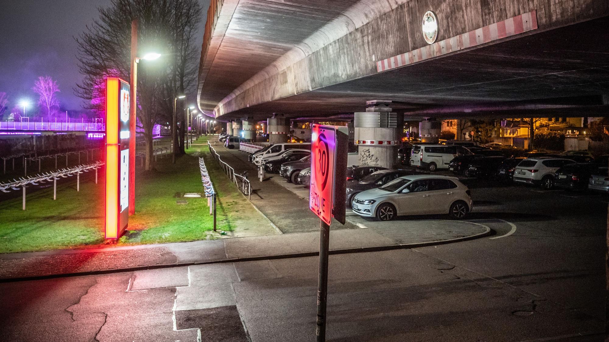 Die Parkplätze unter der Stelze fallen während der Bauzeit weg, über Ersatz wird derzeit diskutiert.