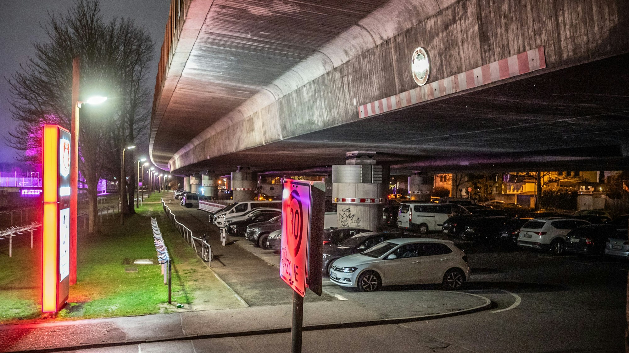 An die Autobahn 1 (Stelze) grenzt der Sportpark, auf dem unter anderem die Profimannschaft von Bayer 04 Trainingsplätze nutzt. Die Parkplätze unter der A1 sollen aber wegfallen (ab 2032). Als Ersatz kommen ein Parkhaus oder ebenerdige Parkplätze auf den Trainingsplätzen infrage. Bild: Ralf Krieger