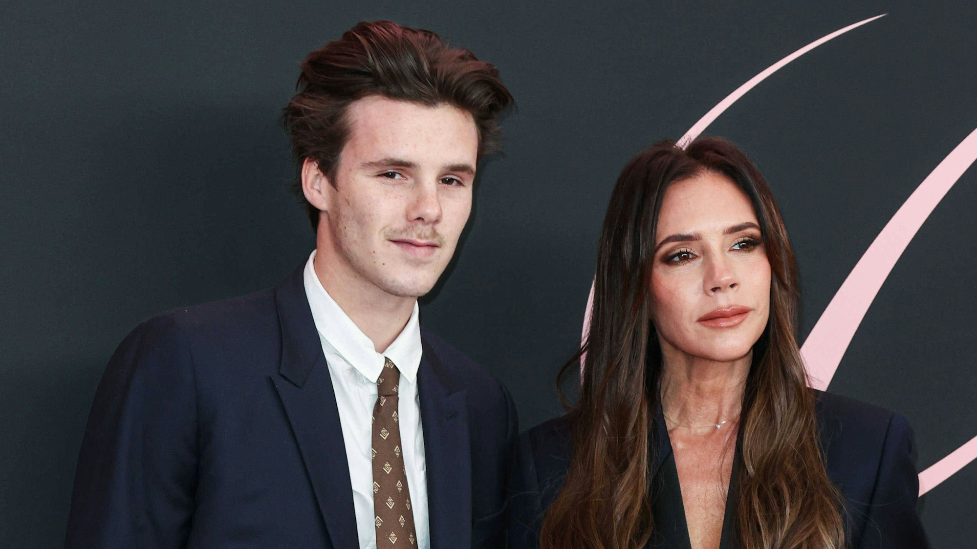 Cruz Beckham und seine Mutter Victoria Beckham auf einem Event in Los Angeles.