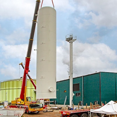 Einer der Kräne hievt den Behälter in die Höhe, der andere ist im Hintergrund zu sehen.