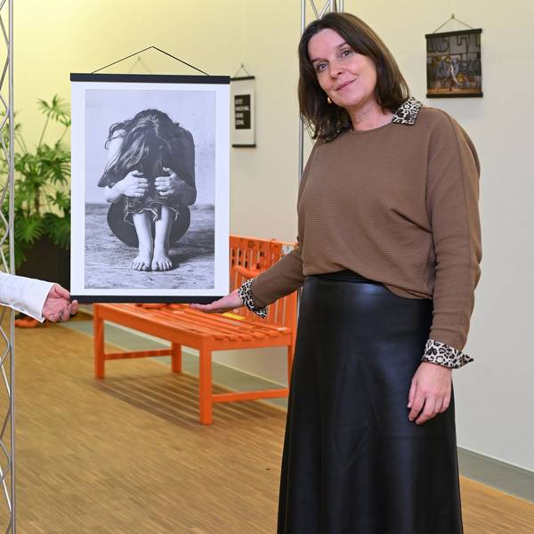 Anja Möldgen, die Gleichstellungsbeauftragte des Kreises, hat blonde, schulterlange Haare und trägt eine weiße Bluse mit grauer Weste.