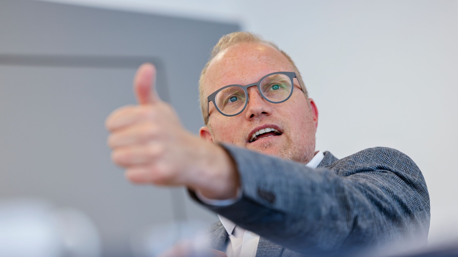 Jochen Ott, künftiger Spitzenkandidat der NRW-SPD, reckt den Daumen hoch. Foito: Thomas Banneyer