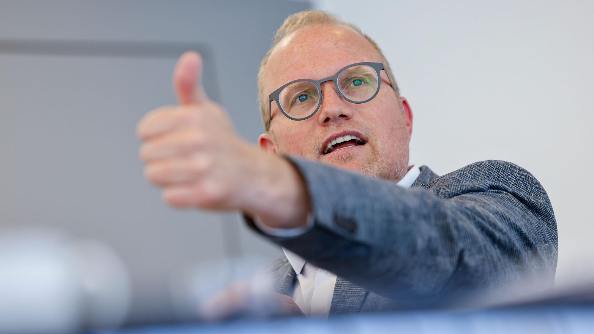 Jochen Ott, künftiger Spitzenkandidat der NRW-SPD, reckt den Daumen hoch. Foito: Thomas Banneyer