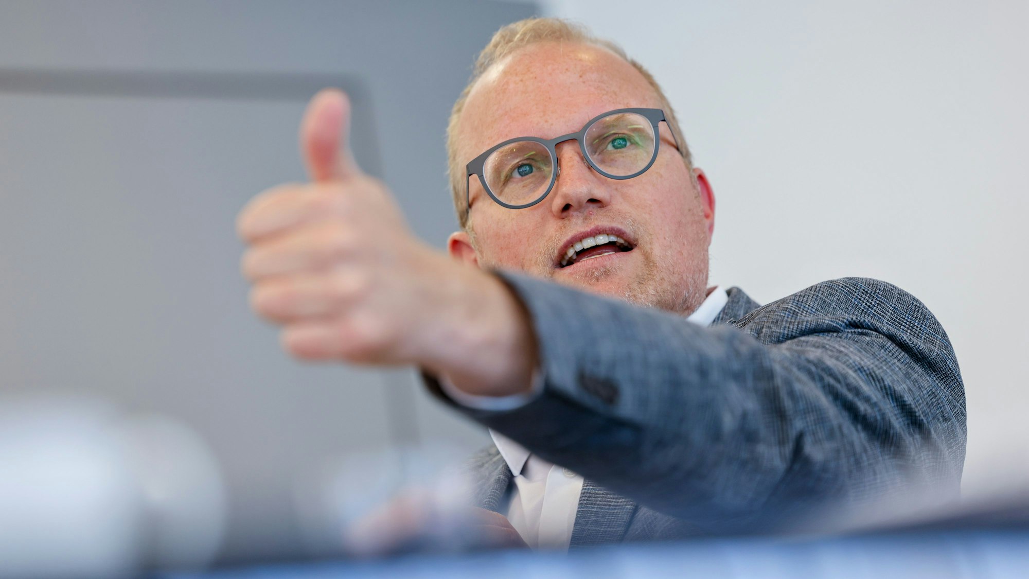 Jochen Ott, künftiger Spitzenkandidat der NRW-SPD, reckt den Daumen hoch. Foito: Thomas Banneyer