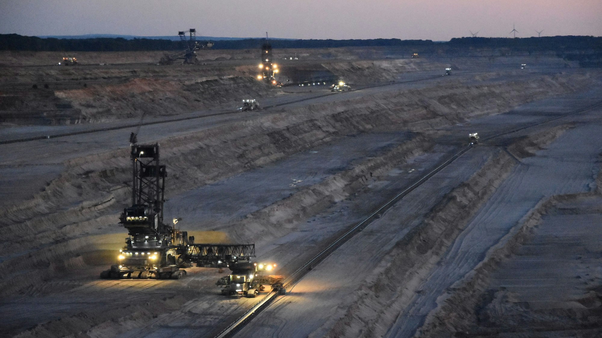 Das Foto zeigt einen Tagebau in der Dämmerung.