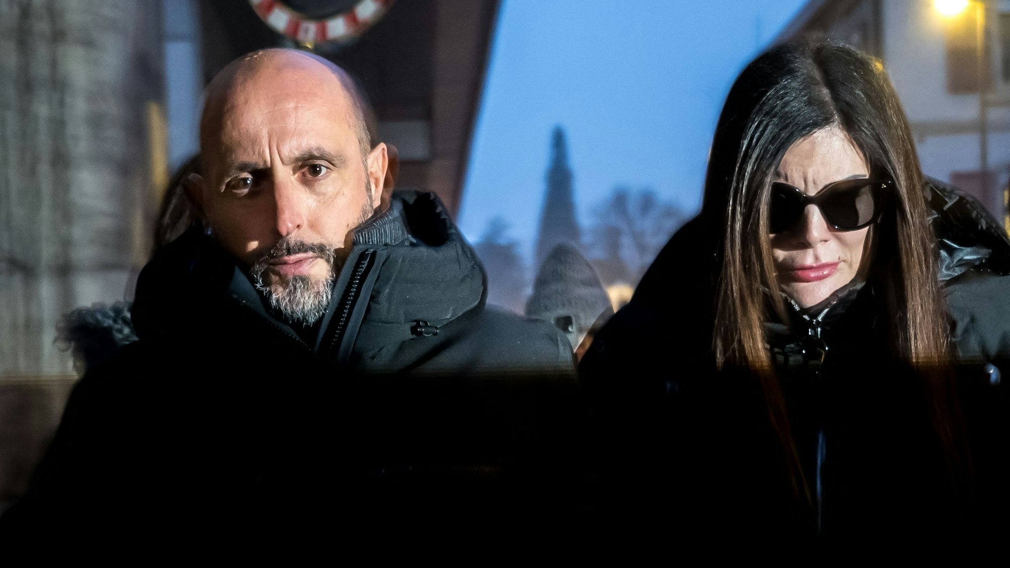 Die Besitzer der Bar „Le Constellation“ in Crans-Montana, Jacques (l) und Jessica Moretti (M), kommen mit ihren Anwälten zur Anhörung bei der Walliser Staatsanwaltschaft. (Archivbild)