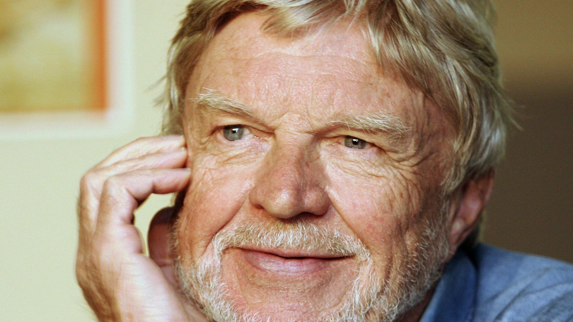 Hardy Krüger blickt nachdenklich.