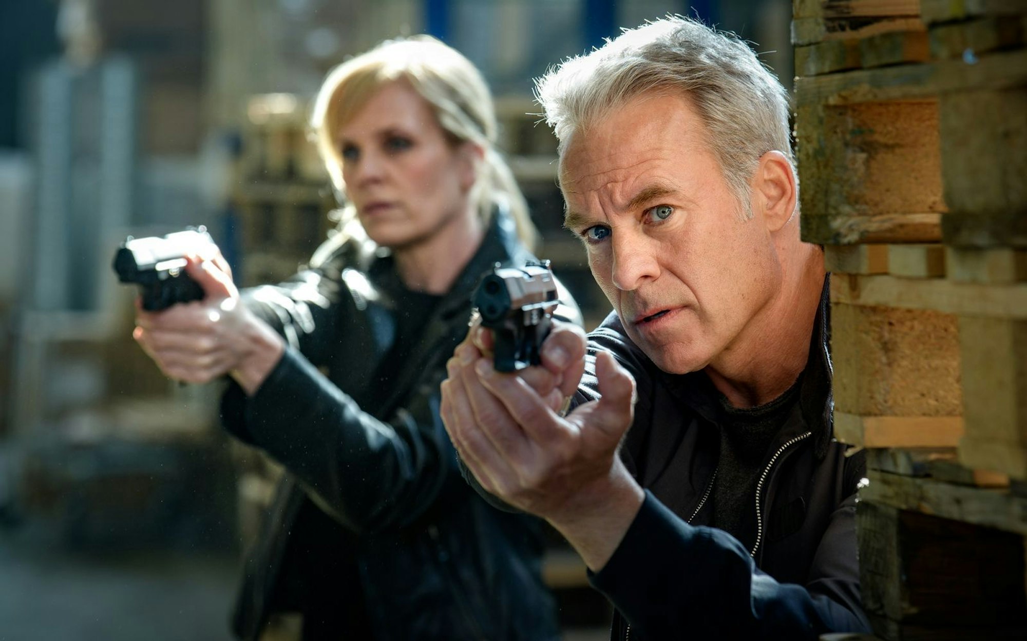 Auf ein Baustoffcenter wurde ein Raubüberfall begangen. Ina Zimmermann (Melanie Marschke) und Jan Maybach (Marco Girnth) von der SOKO Leipzig halten das Geschehen im Auge, denn noch sind die Täter vor Ort. (Bild: ZDF/Uwe Frauendorf)