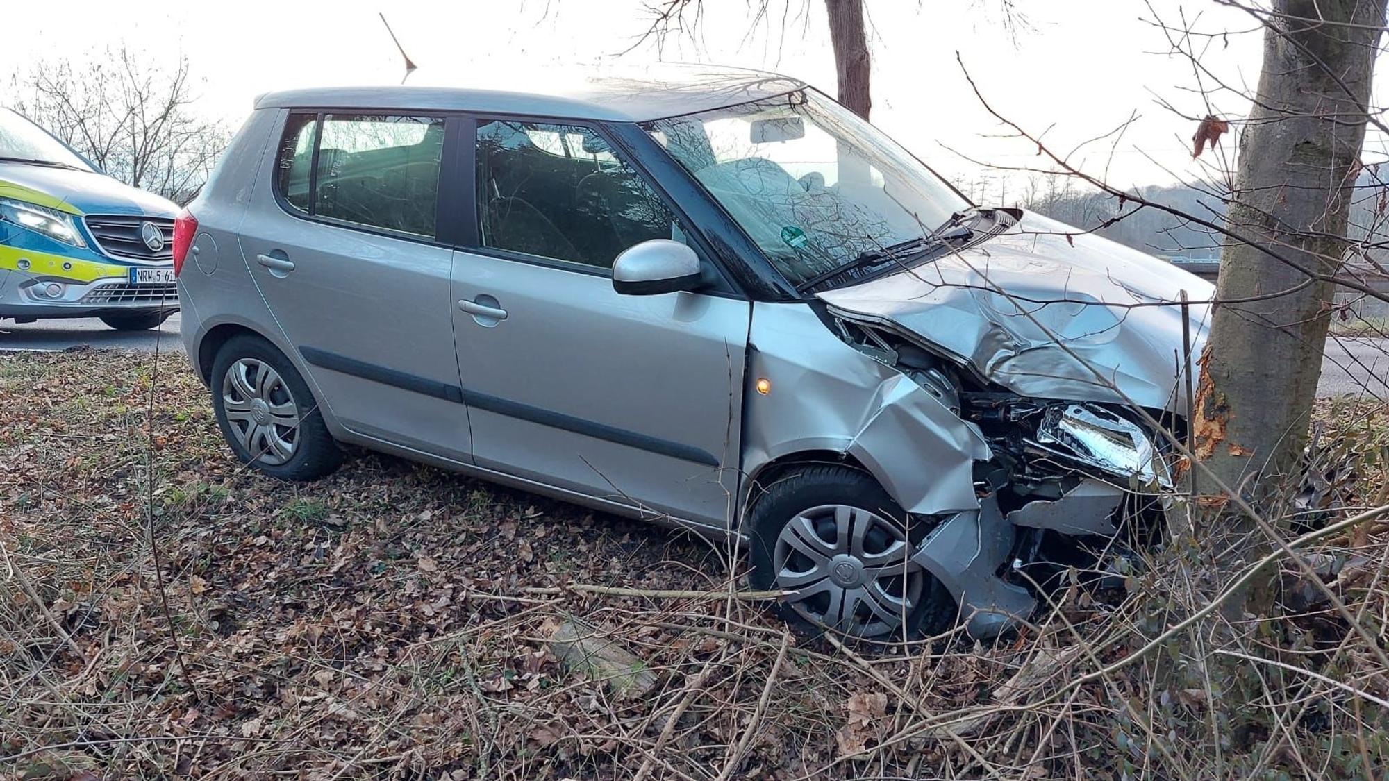 Der Wagen des 86-Jährigen war gegen einen Baum geprallt.