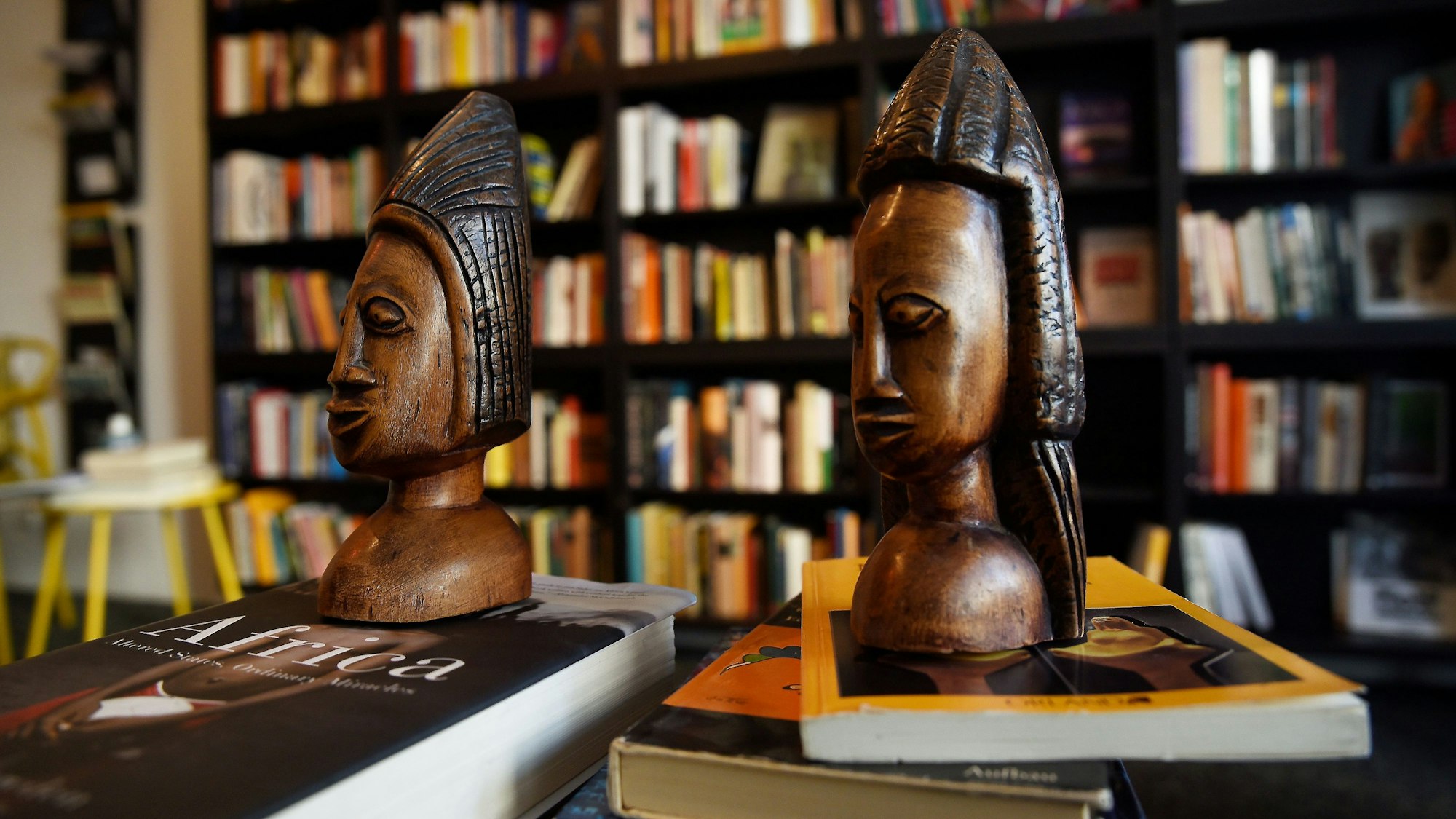 10.03.2022, Köln: Bücher mit Schwerpunkt Rassismus und Afrika in der Theodor-Wonja-Michael Bibliothek.
Foto: Csaba Peter Rakoczy