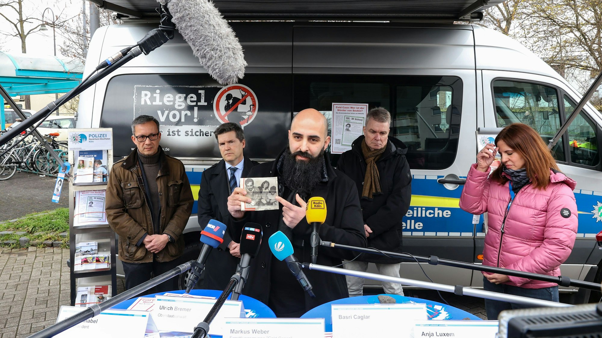 Anlässlich der DNA-Reihenuntersuchung im Mordfall Seckin Caglar informierten Polizeipräsident Falk Schnabel, Oberstaatsanwalt Ulrich Bremer und Ermittlungsleiter Markus Weber im März 2023 über den Stand des neu aufgerollten Cold Case. Seckins Bruder Basri sprach ebenfalls mit der Presse.