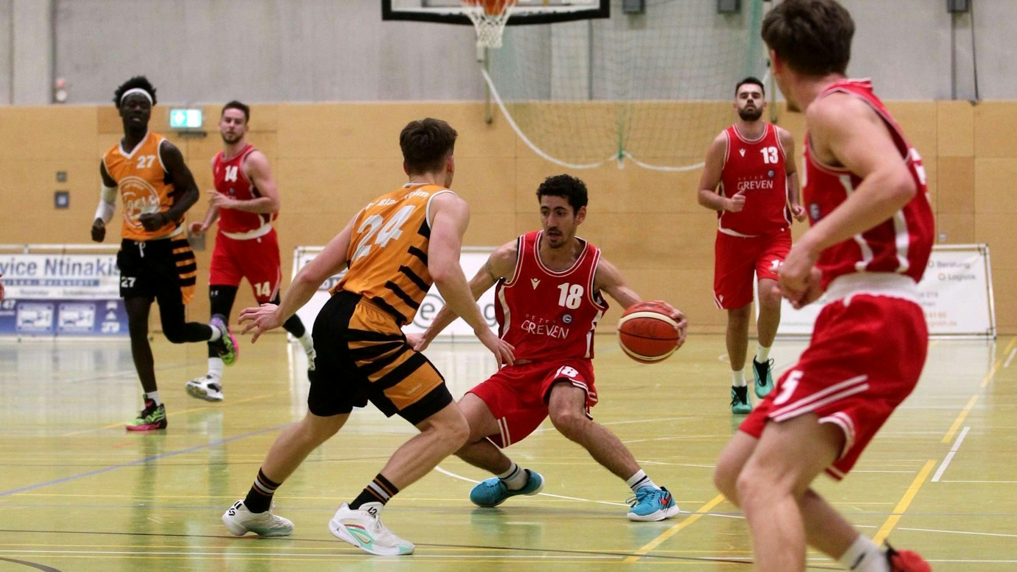 Das Bild zeigt eine Szene aus dem Spiel der Erftbaskets Bad Münstereifel.