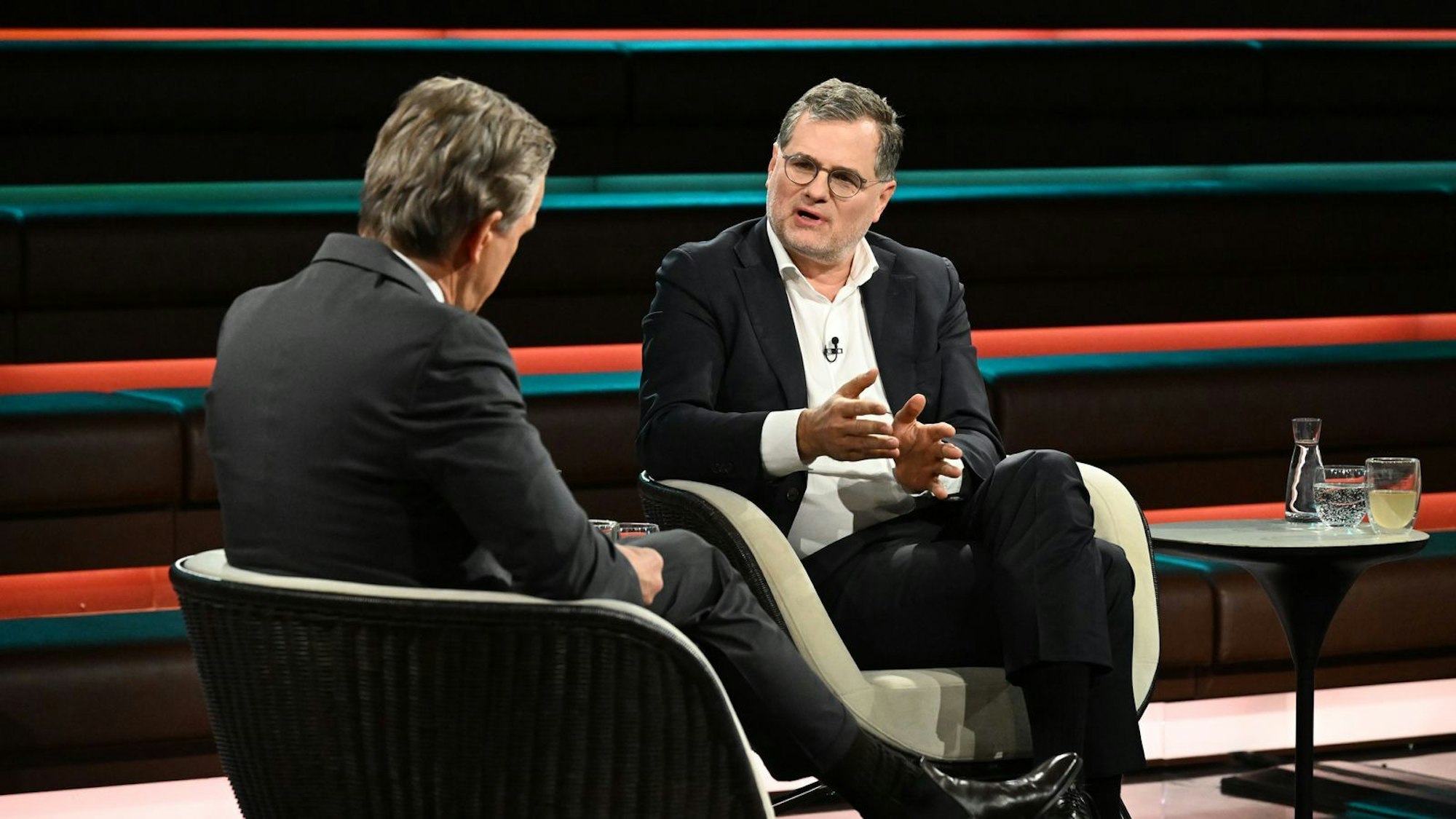 Im Gespräch mit SPD-Politiker Wolfgang Schmidt wollte Markus Lanz wissen, ob er wusste, dass Barack Obama einst vom BND abgehört wurde. (Bild: ZDF / Cornelia Lehmann)