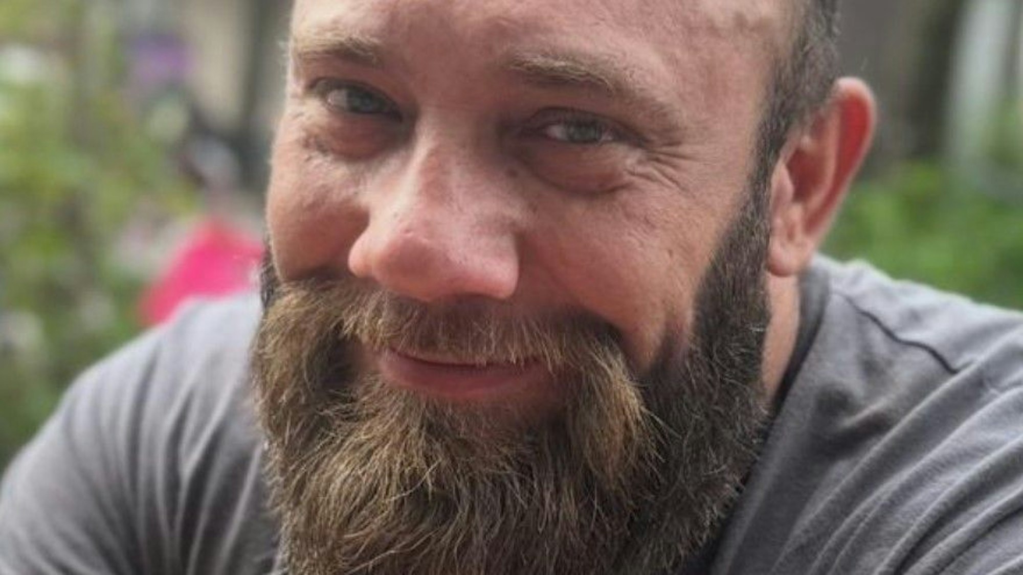 Olli M. lag nach einer Sepsis im Koma. Der Fan des 1. FC Köln will sich nun zurück ins Leben kämpfen, die FC-Familie hilft ihm dabei.