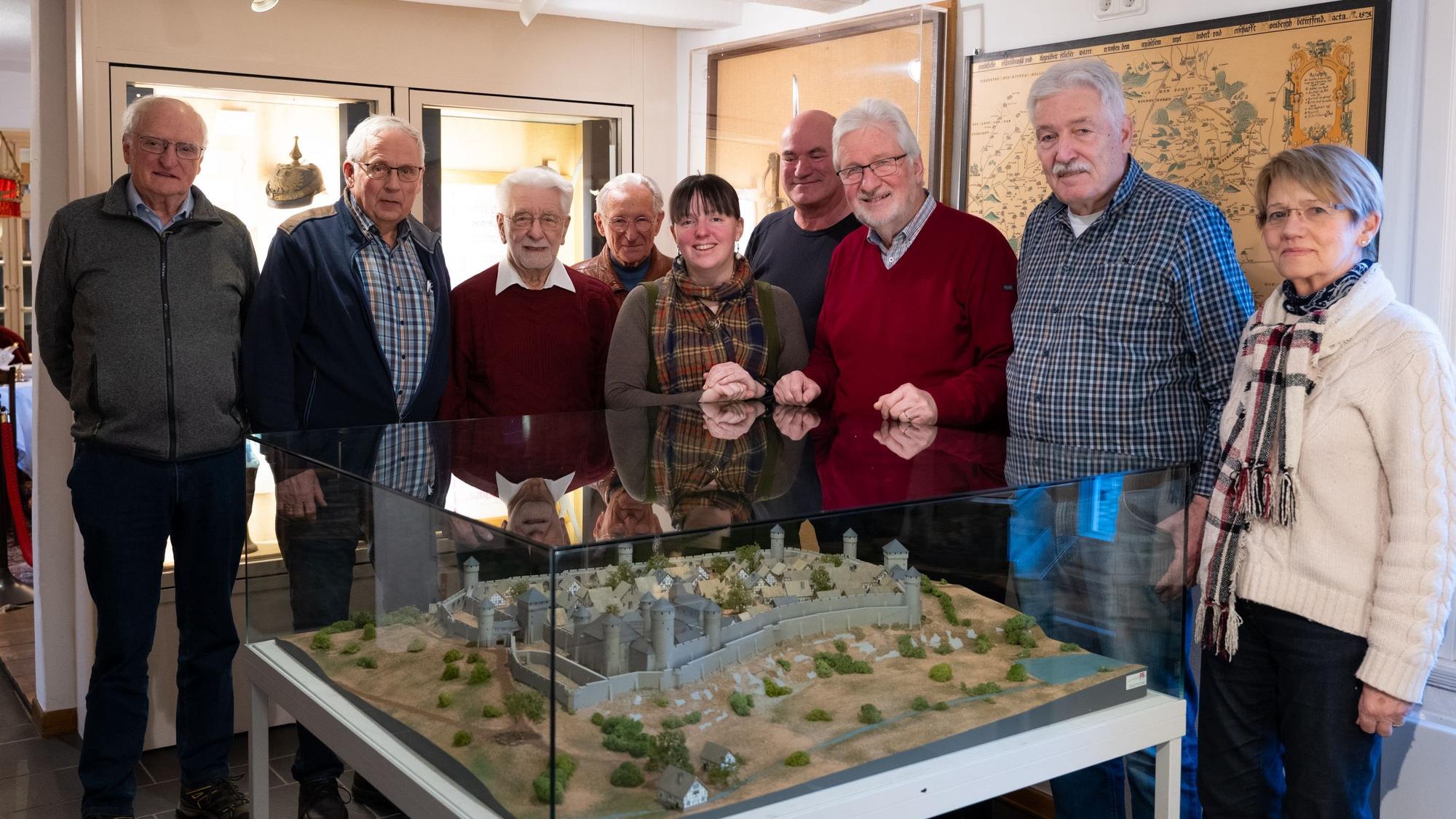 Das Foto zeigt die Mitglieder des Historische Arbeitskreises Bergneustadt mit einem Modell der Stadt.