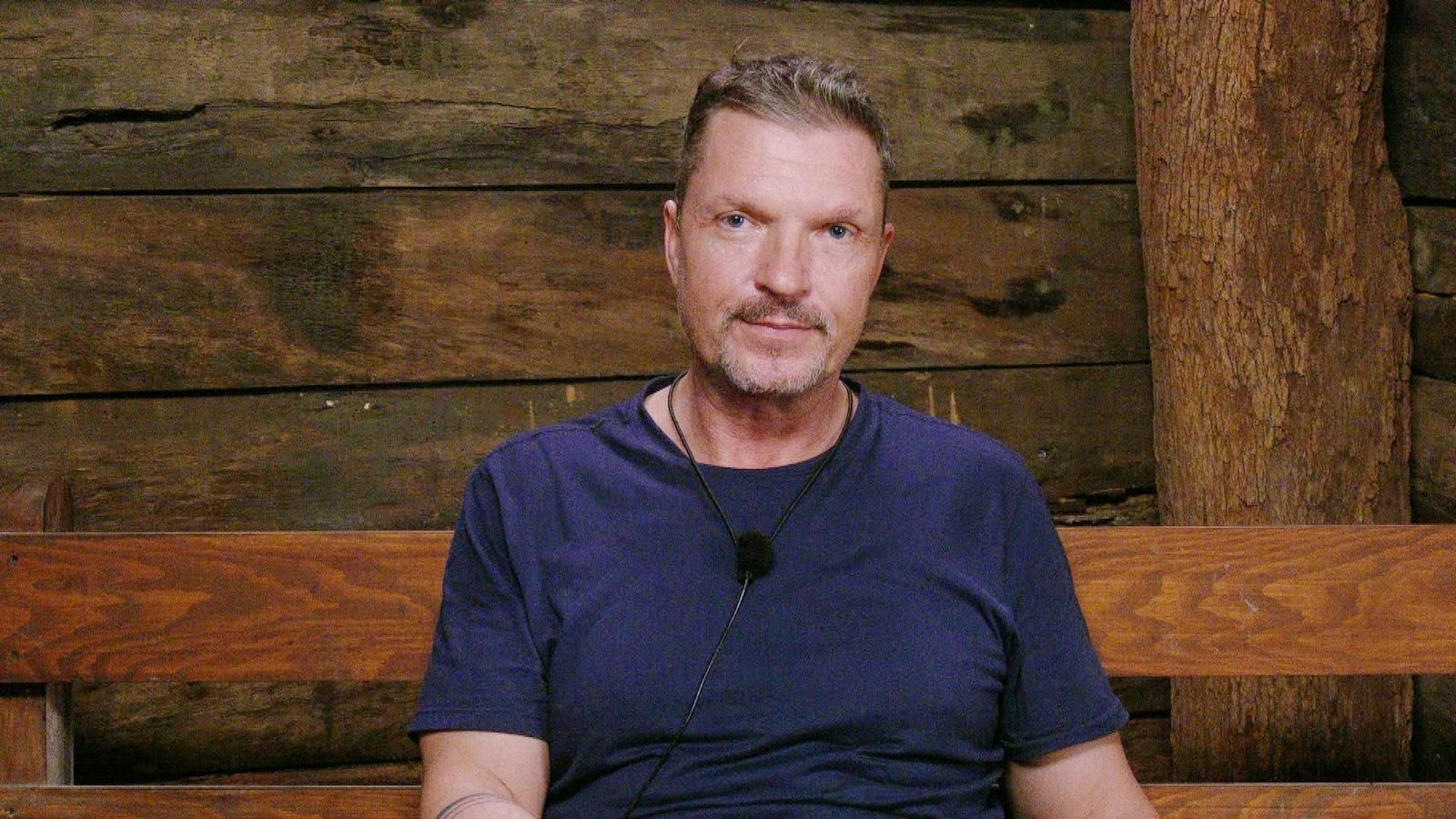 Hardy Krüger spricht im Dschungelcamp ganz offen über seine damalige Alkoholsucht. (Bild: RTL)