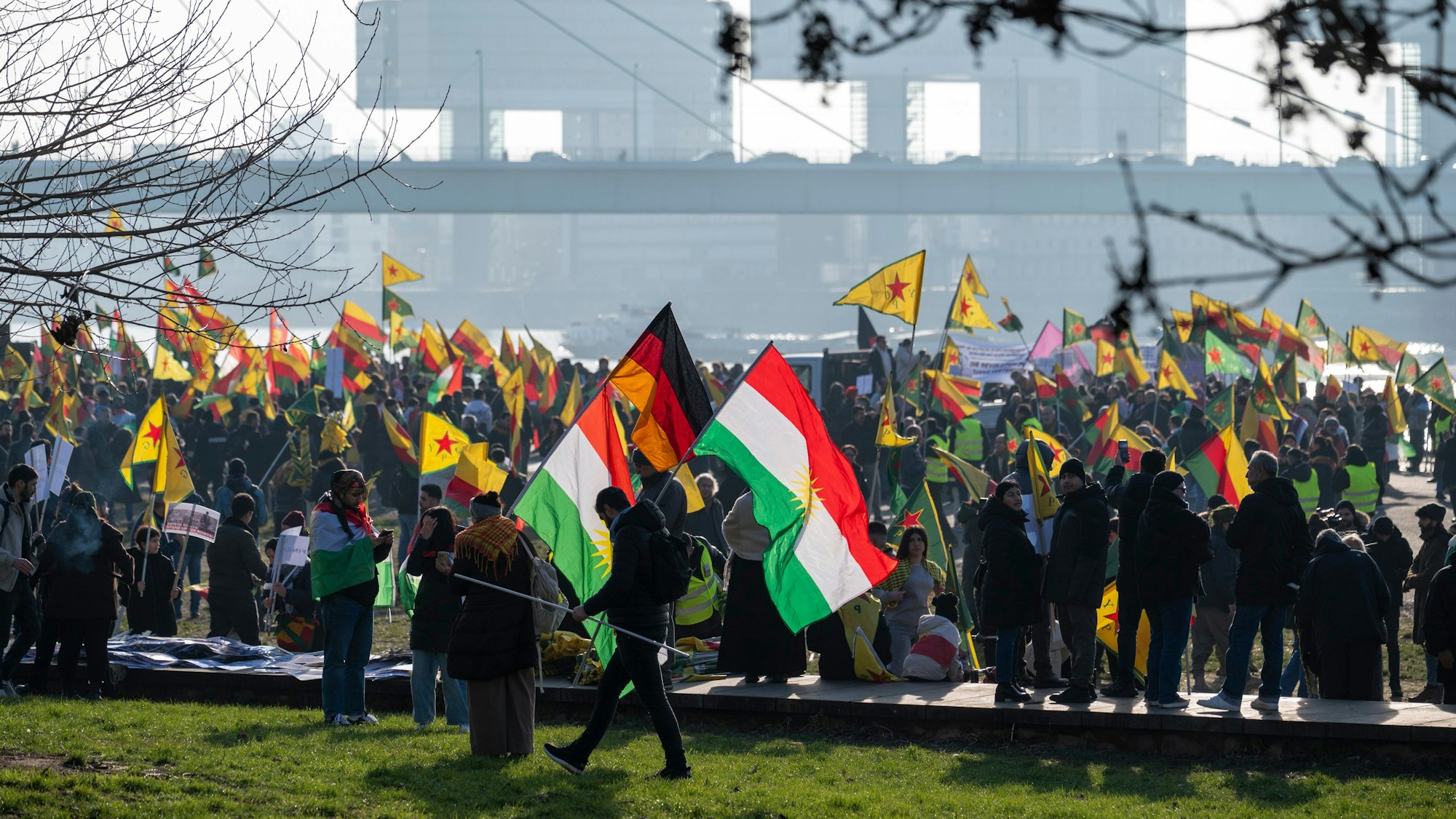 Kurden demonstrieren auf der Deutzer Werft.