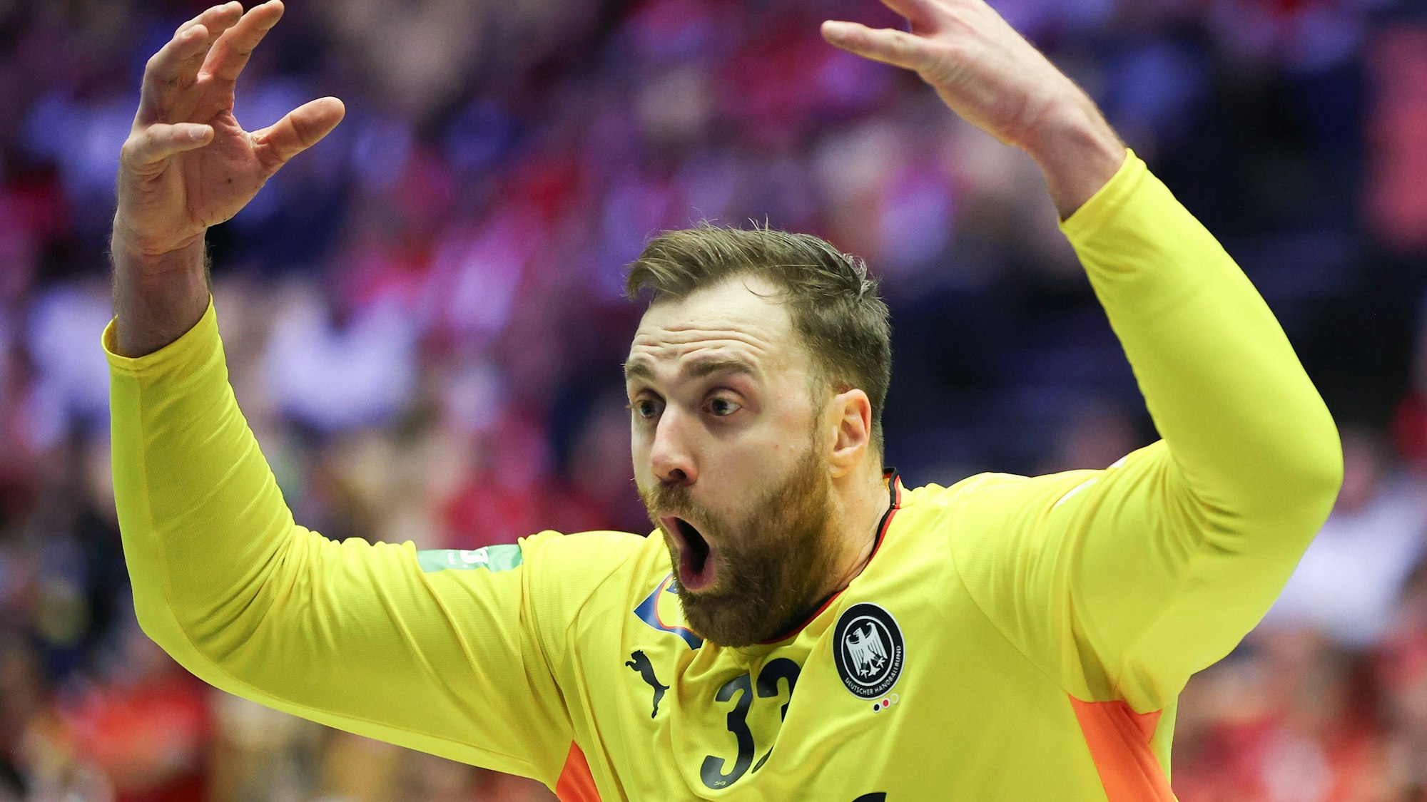 Andreas Wolff reißt voll fokussiert den Mund weit auf.