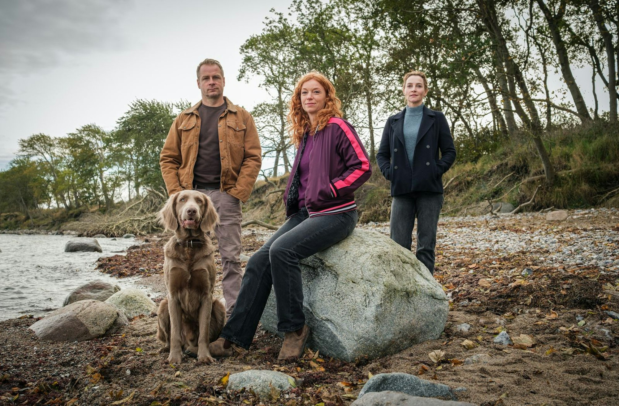 Jule Christiansen (Marleen Lohse, Mitte), Hauke Jacobs (Hinnerk Schönemann) und Hannah Wagner (Jana Klinge) haben schon manche Krise durchstanden. Der 28. Film (“Pechmarie“, Donnerstag, 29. Januar, 20.15 Uhr, ARD) fordert das Team allerdings auf besondere Weise heraus. (Bild: NDR/Gordon Timpen)