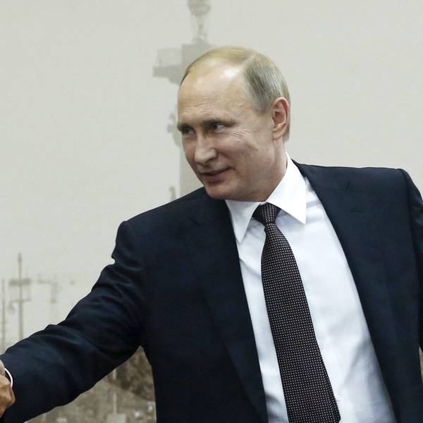 Gerhard Schröder (SPD, l), ehemaliger Bundeskanzler, begrüßt Wladimir Putin bei einem Treffen in St. Petersburg. (Archivbild)