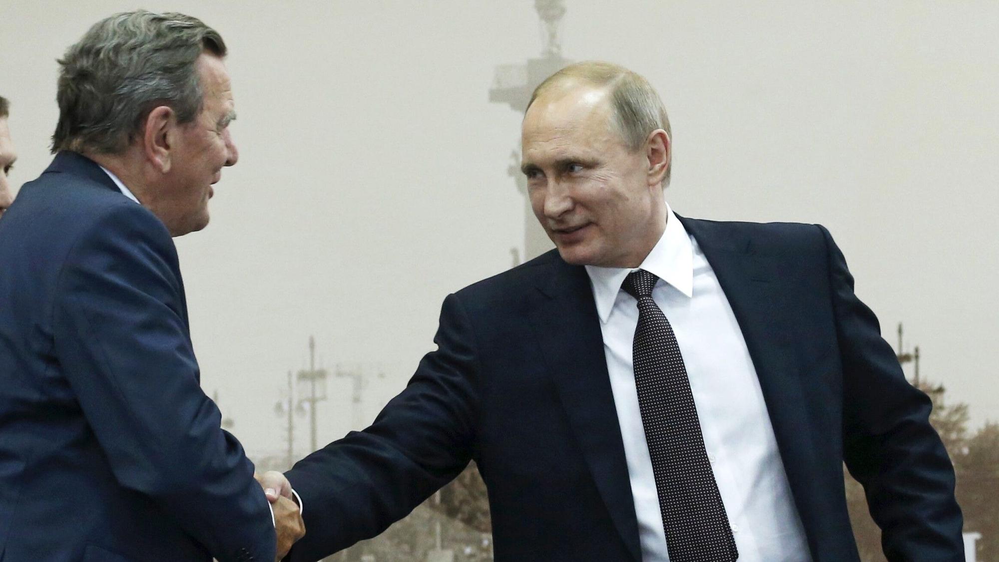 Gerhard Schröder (SPD, l), ehemaliger Bundeskanzler, begrüßt Wladimir Putin bei einem Treffen in St. Petersburg. (Archivbild)